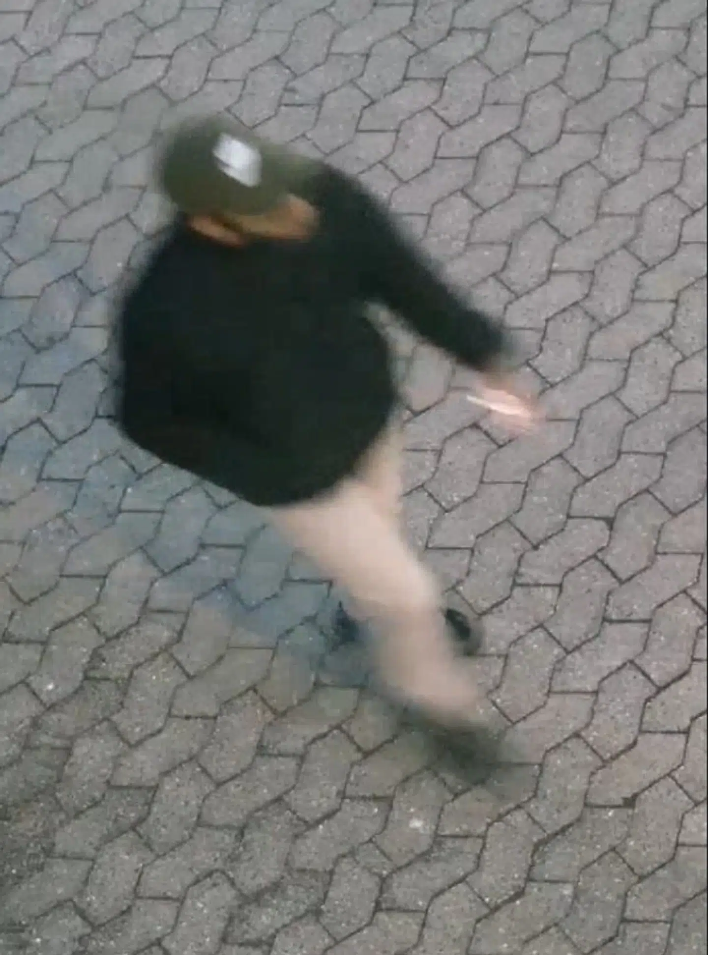 Politiet offentliggjorde onsdag nye billeder af gerningsmanden.