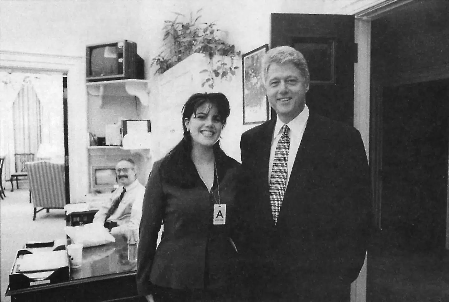 Her ses Bill Clinton og Monica Lewinsky sammen i Det Hvide Hus, 17. november 1995. På det tidspunkt var Lewinsky 22 år mens Clinton var 46 år.