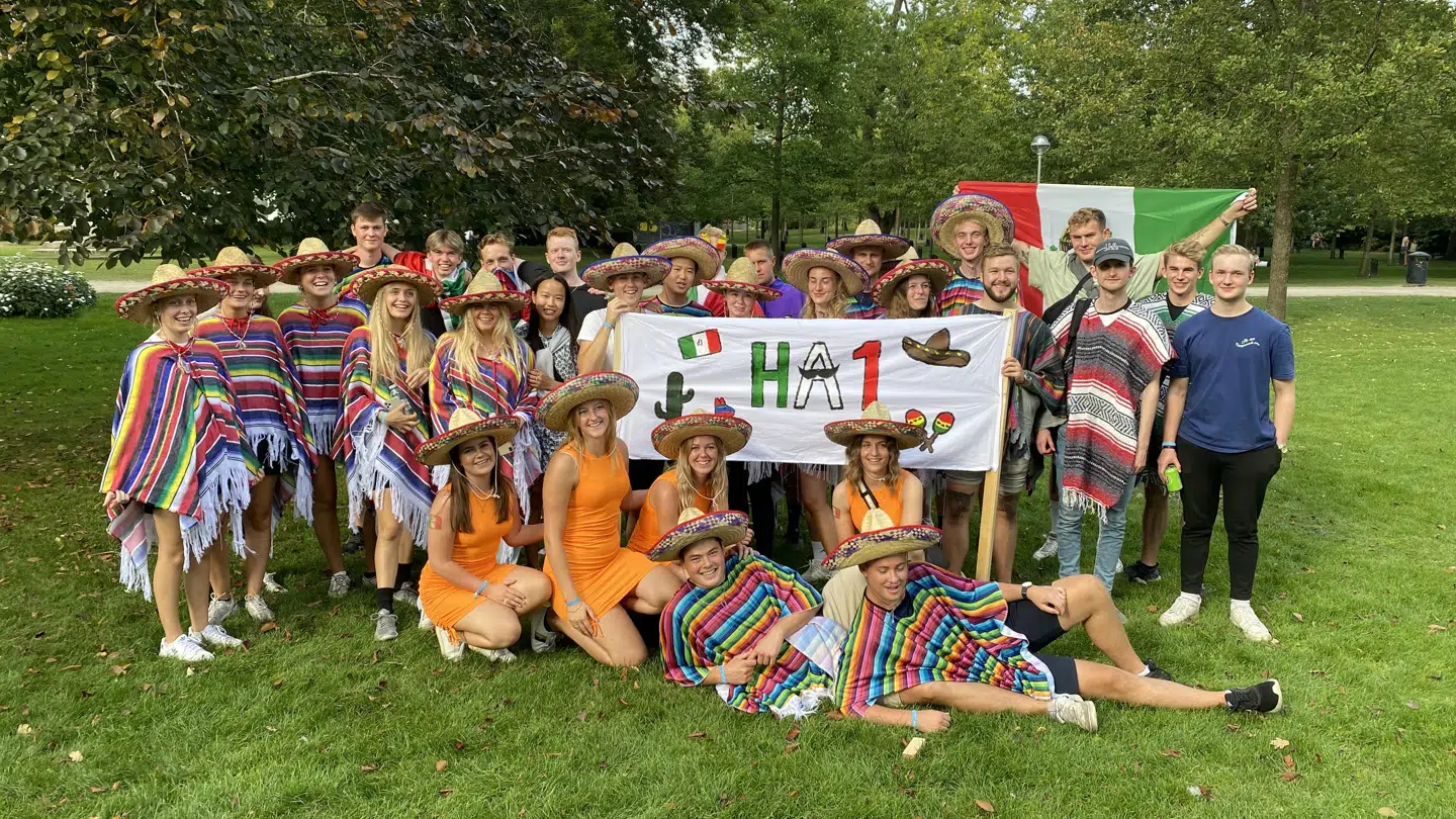 Der var skrig, skrål og store grin, da årets nye HA-studerende indtog Kildeparken til deres rusarrangement. Foto: Rebecca Haugaard Christensen