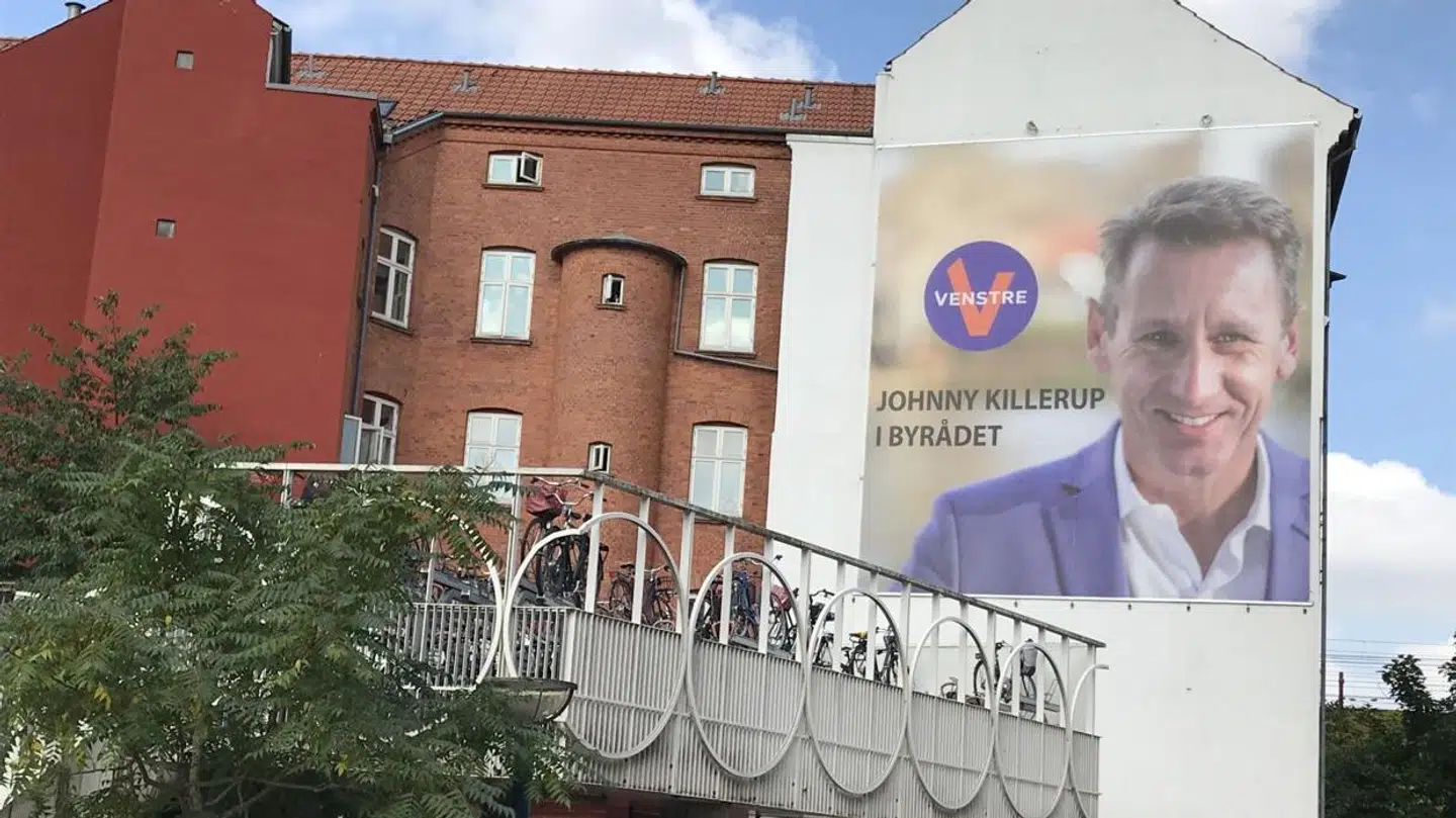 Johnny Killerups plakat for venstre hænger stadig ved Odense Banegårdscenter.