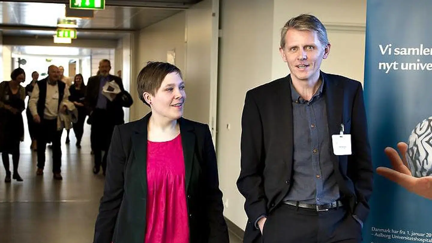Hospitalsdirektør Jens Ole Skov fra Aalborg Universitetshospital. Her ved åbningen af Medicinerhuset på Sygehus Syd med daværende sundhedsminister Astrid Krag (th.). Arkivfoto.