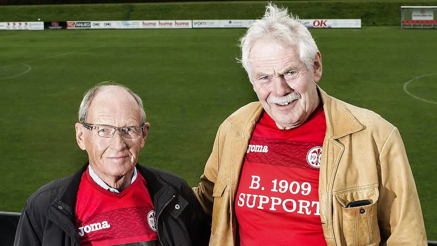 B1909 er historien om to mesterskaber og 38 år i landets bedste række. Men det er også historien om, hvordan samfundets udvikling påvirker en fodboldklub. Her de to gamle storspillere Arno Hansen og Mogens Berg, der begge medvirker i 'Kampdag'.