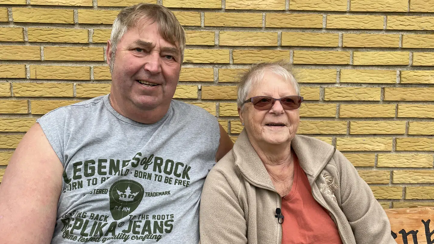 Ole Sørensen og Inge Jagd Sørensen på bænken foran huset, hvor der er mindst støj.