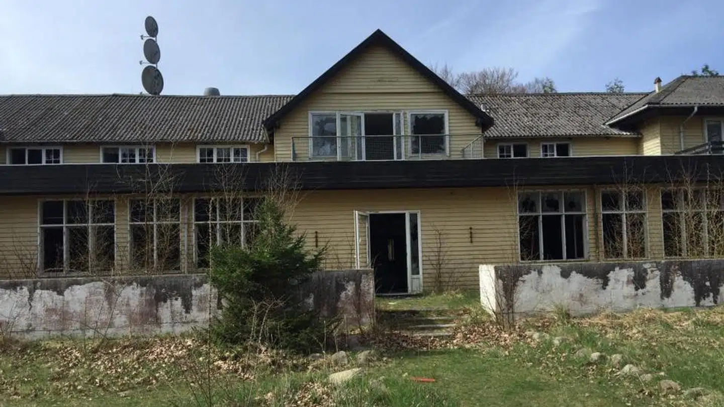 Det tidligere hotel Kongens Ø er i forfald til stor gene for naboerne. Privatfoto.