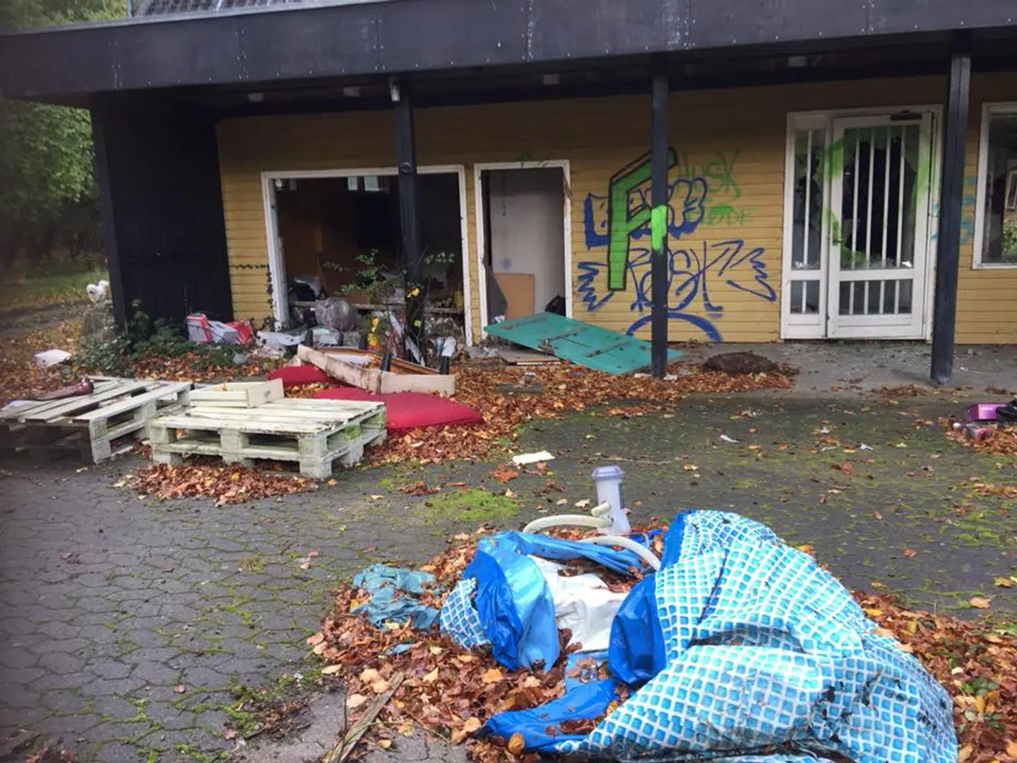 Grafitti og smadrede ruder er realiteten for det, der engang var en perle på Ulvshale. Privatfoto.