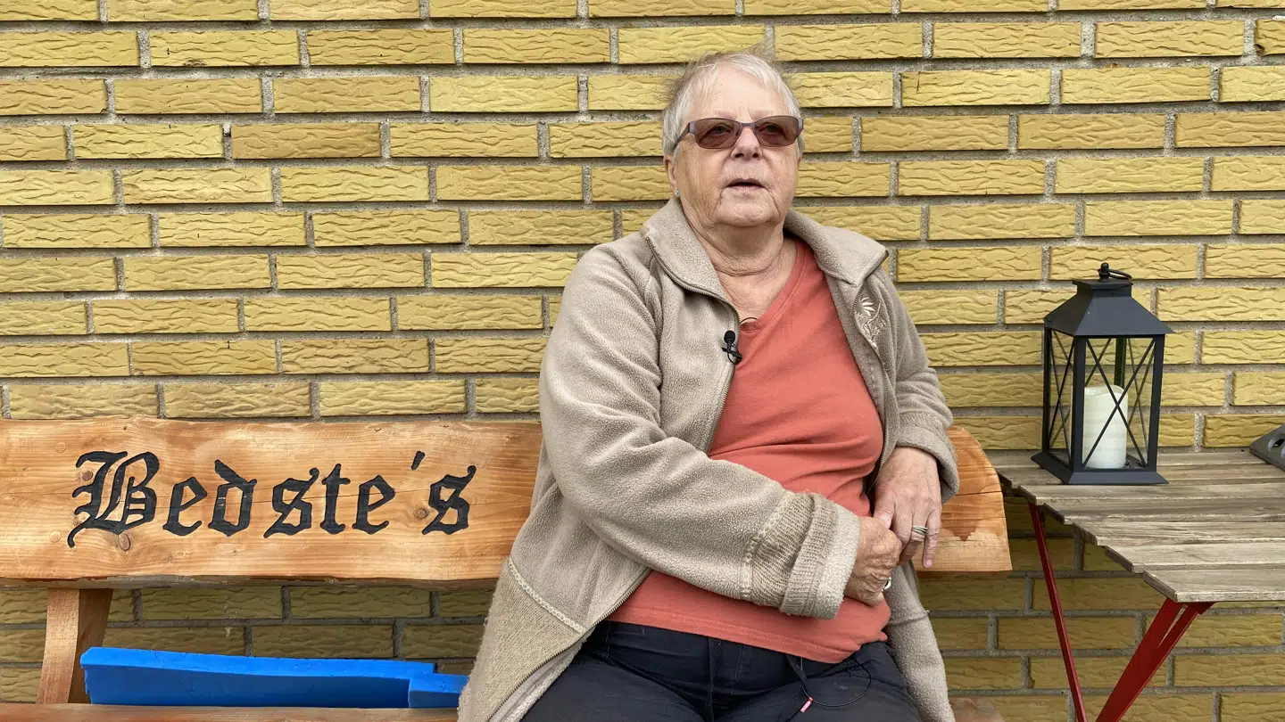 På 'Bedste's Bænk' i forhaven er der mindst støj. Her nyder Inge Jagd Sørensen roen.