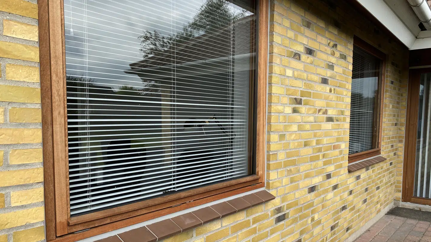 For at holde støjen fra motorvejen ud, har Lene og Erland Bechgren skiftet døre og vinduer ud i hele huset.