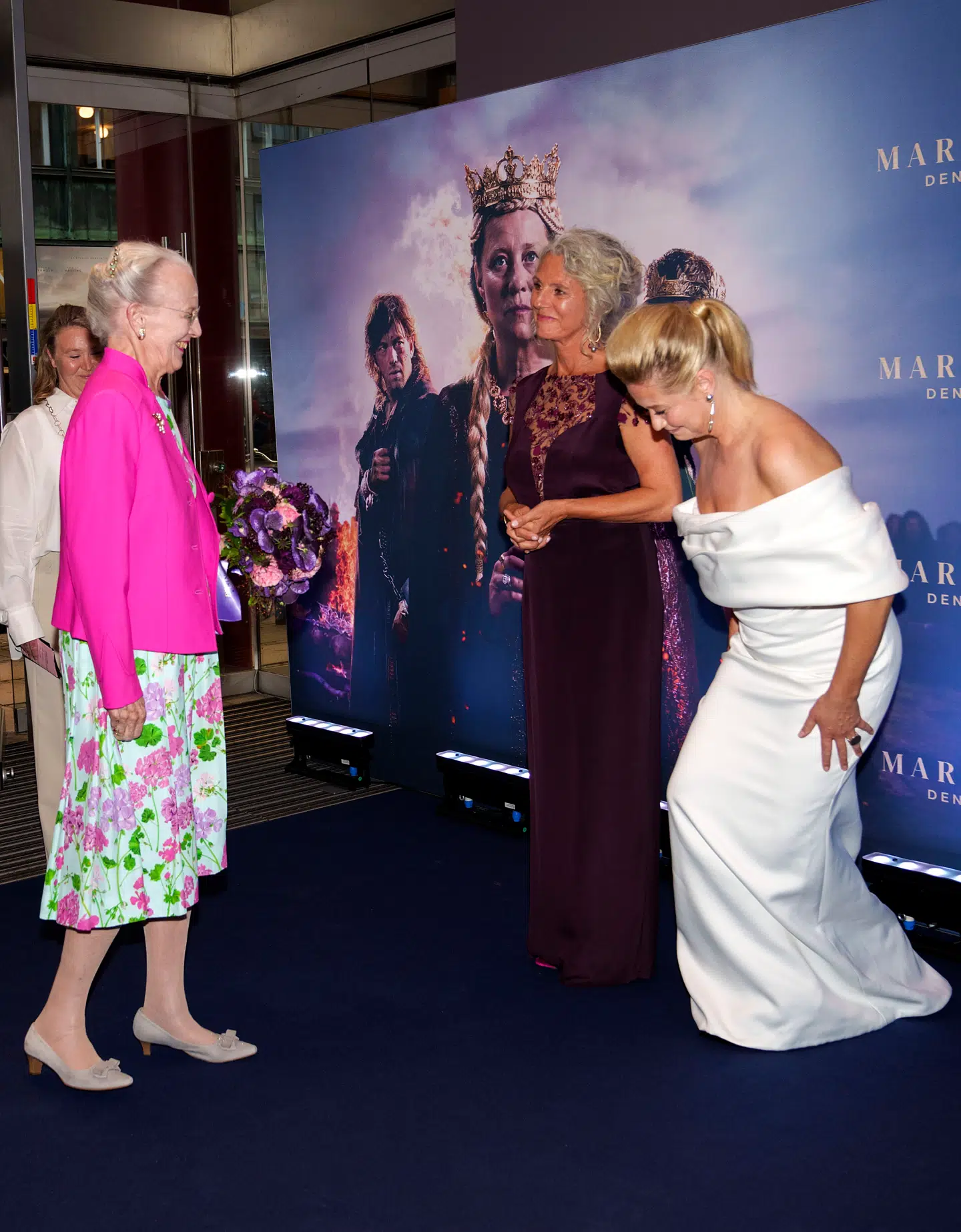 Charlotte Sieling og Trine Dyrholm hilser på Dronning Margrethe, der kom for at overvære premieren.