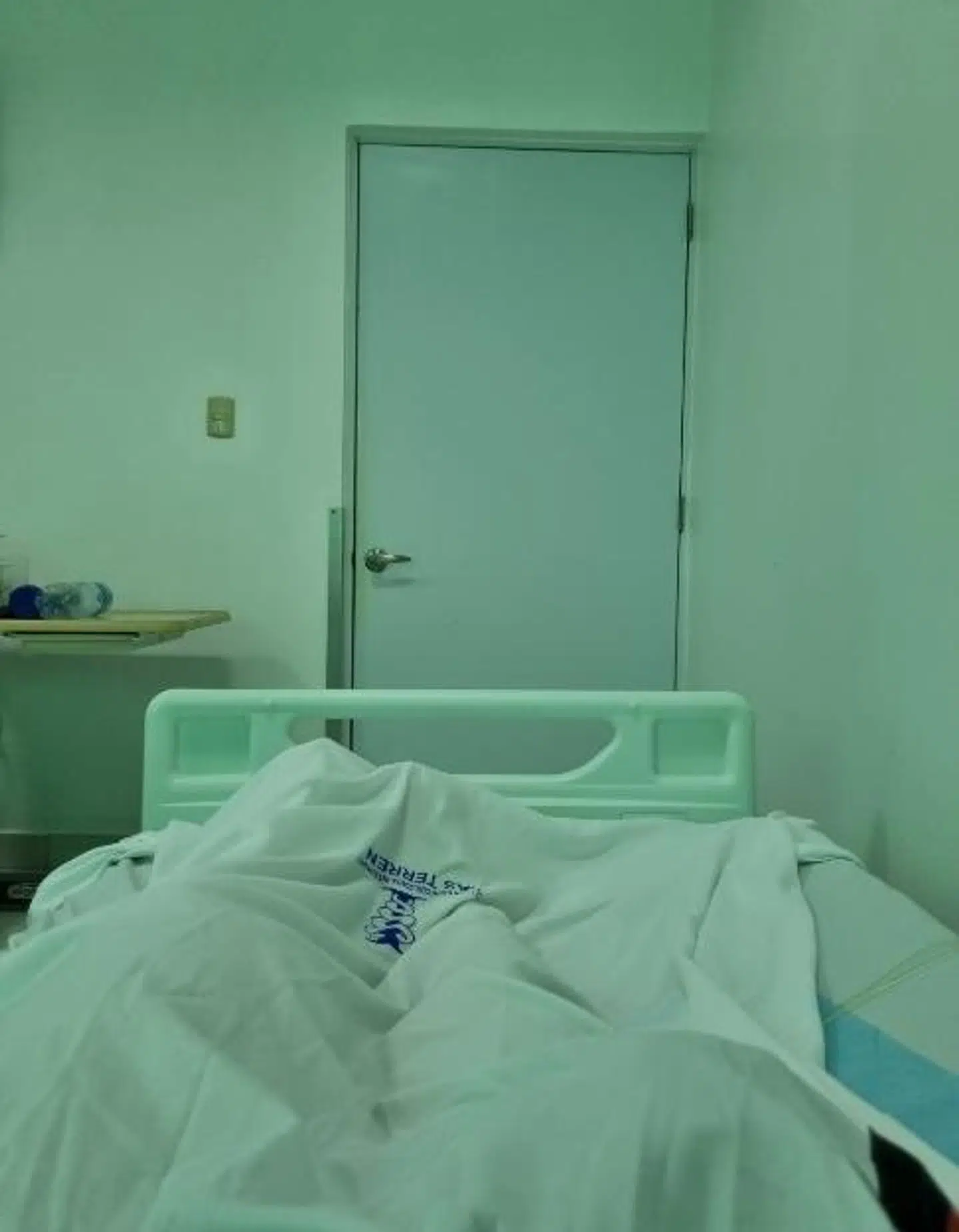 På Asmas hospitalsstue var lyset grønligt. Efter flere dage i hospitalssengen så hun farver helt forvrænget.