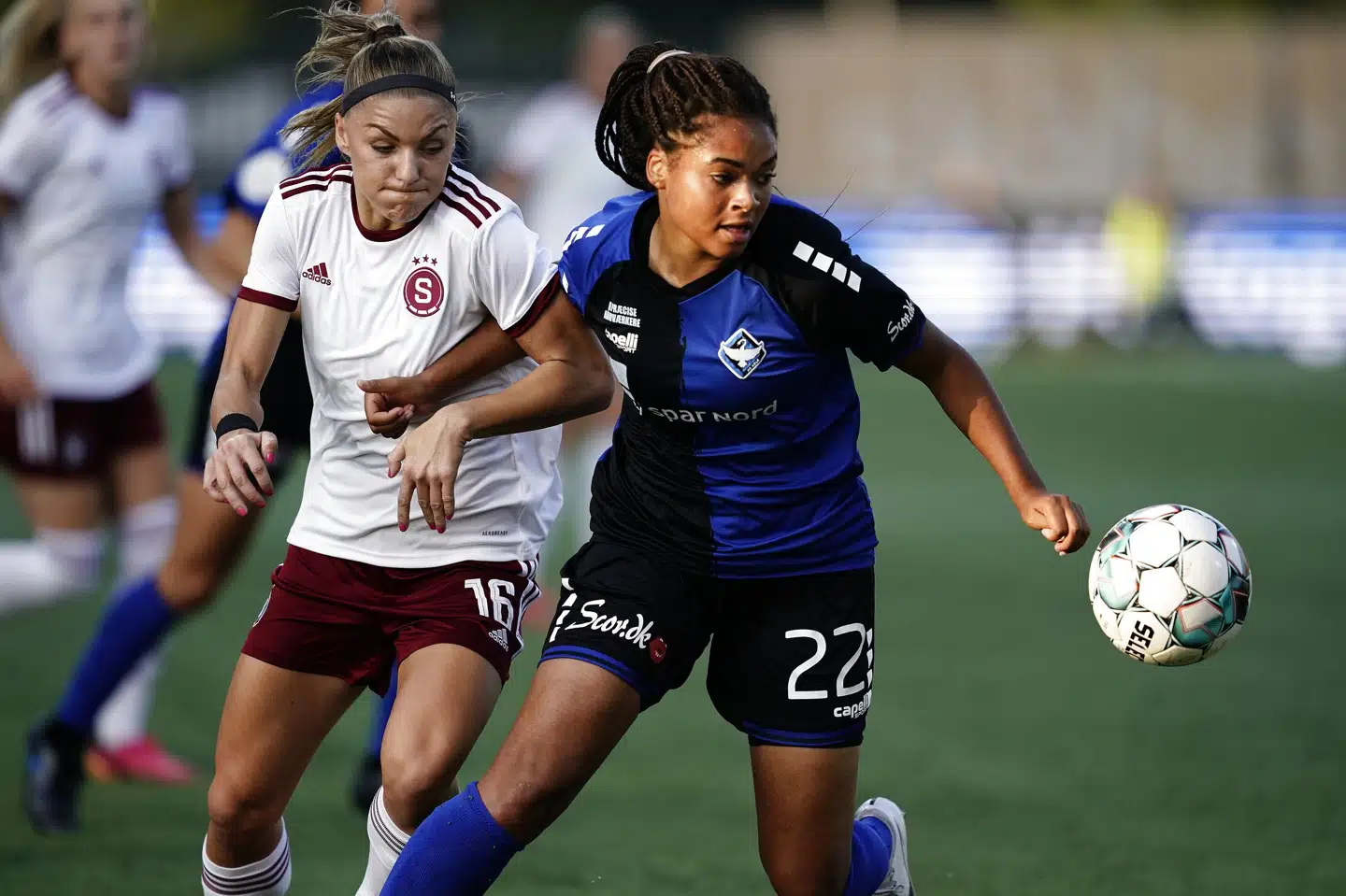 HB Køges Isabella Obaze (i blåt) jagter bolden onsdag aften hjemme mod Sparta Prag i den afgørende kamp om at komme i gruppespillet i Champions League. Det endte med samlet dansk sejr på 3-0. Mads Claus Rasmussen/Ritzau Scanpix