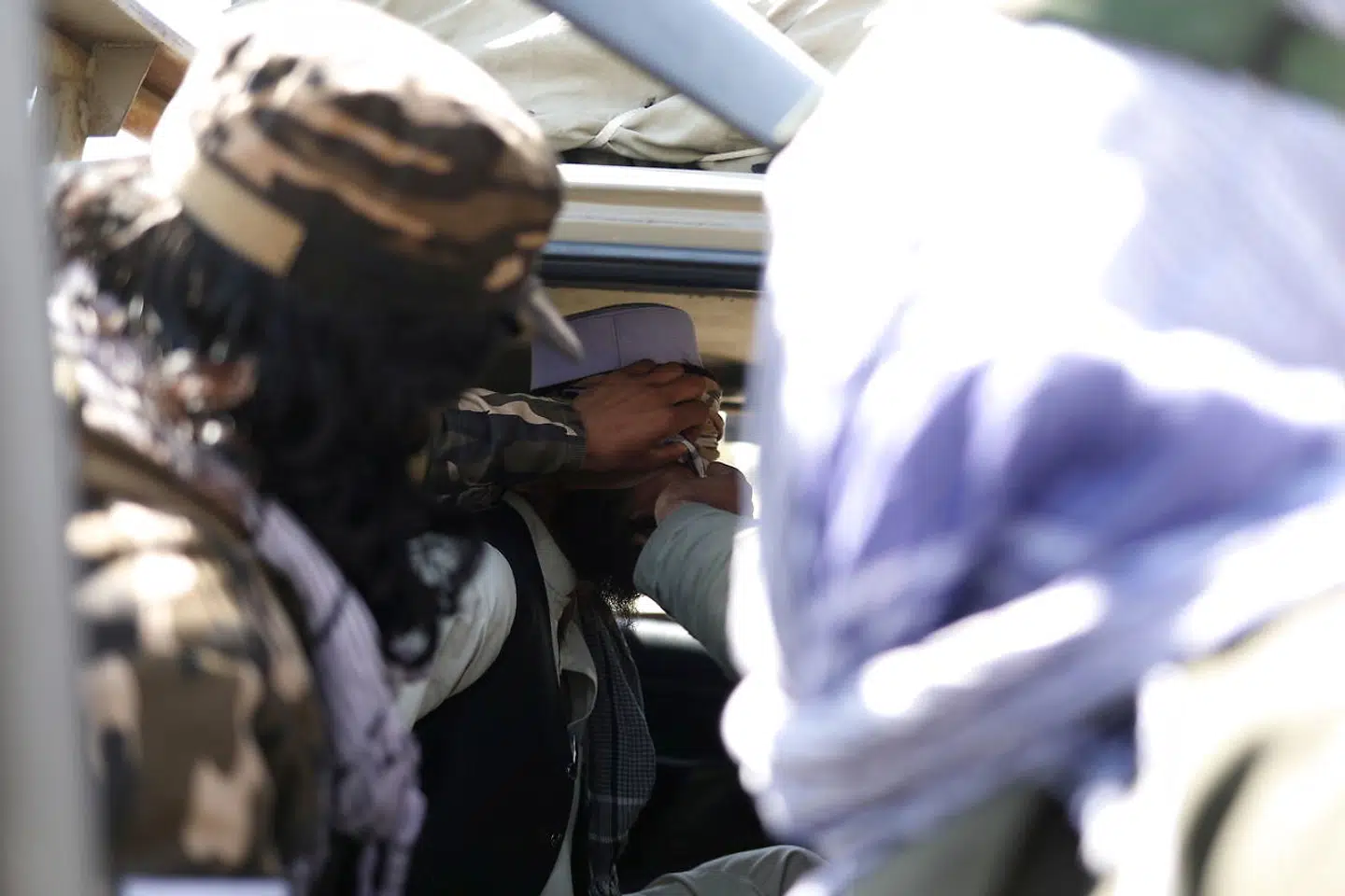 En mistænkt medlem af Isis er placeret i en bil ført af Taliban.