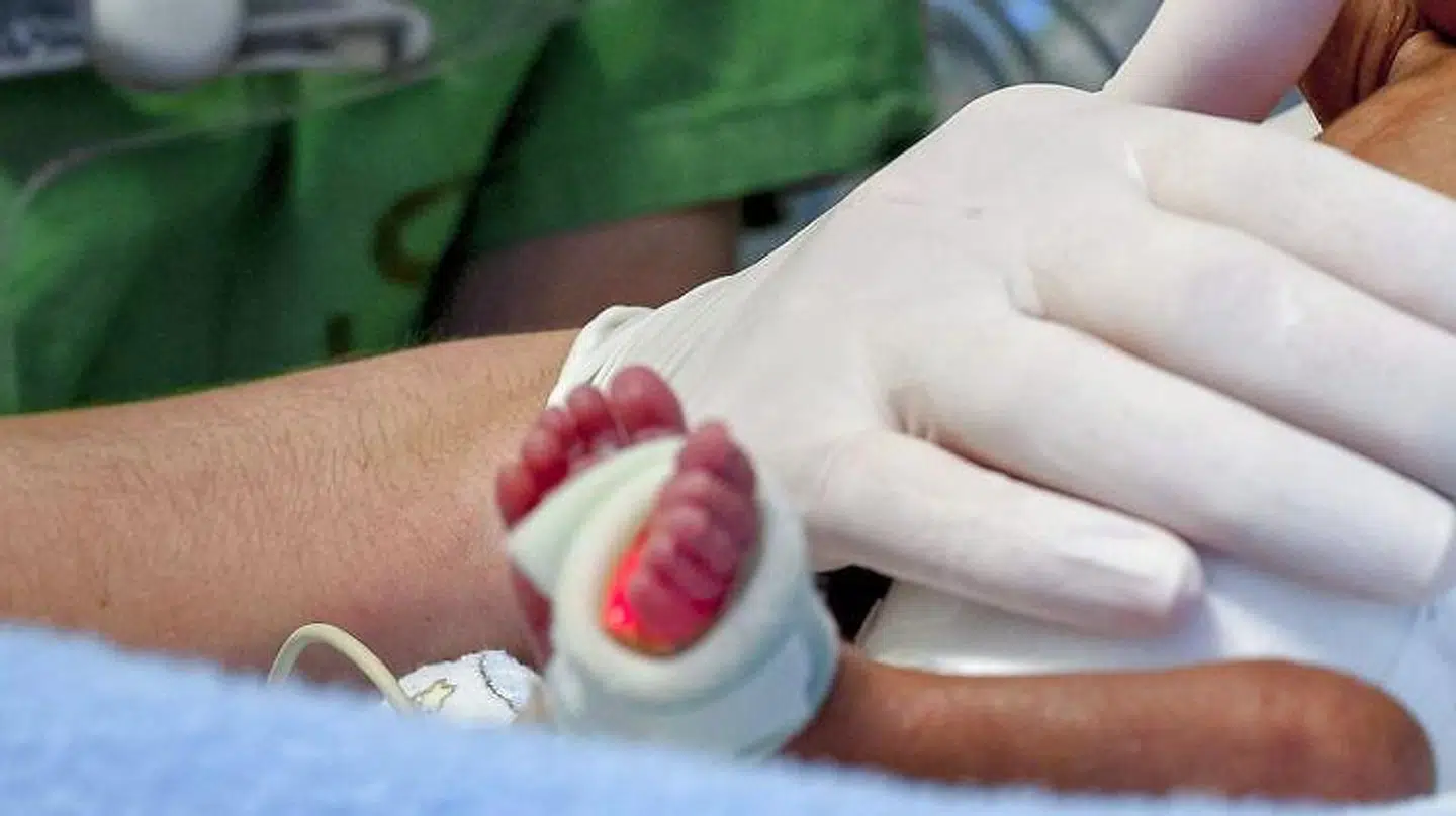 To ufødte tvillinger mistede livet grundet en fejl.