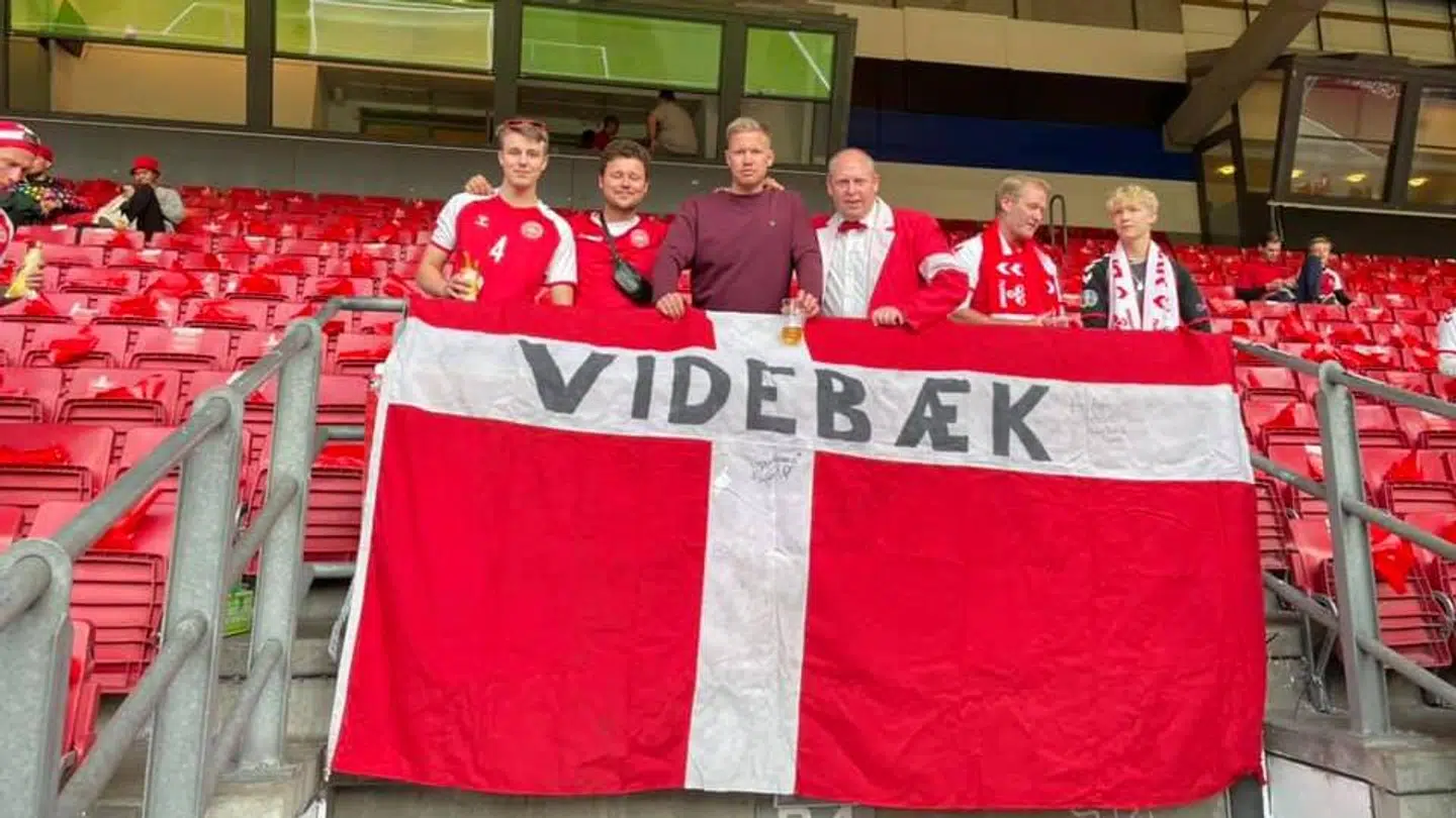 Arne Stampe Pedersen - her med rød butterfly - efterlyser sit ikonisk flag.