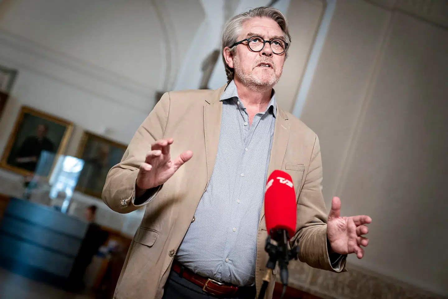Det er SFs udenrigsordfører, Karsten Hønge, der har stillet spørgsmålet til Jeppe Kofod.