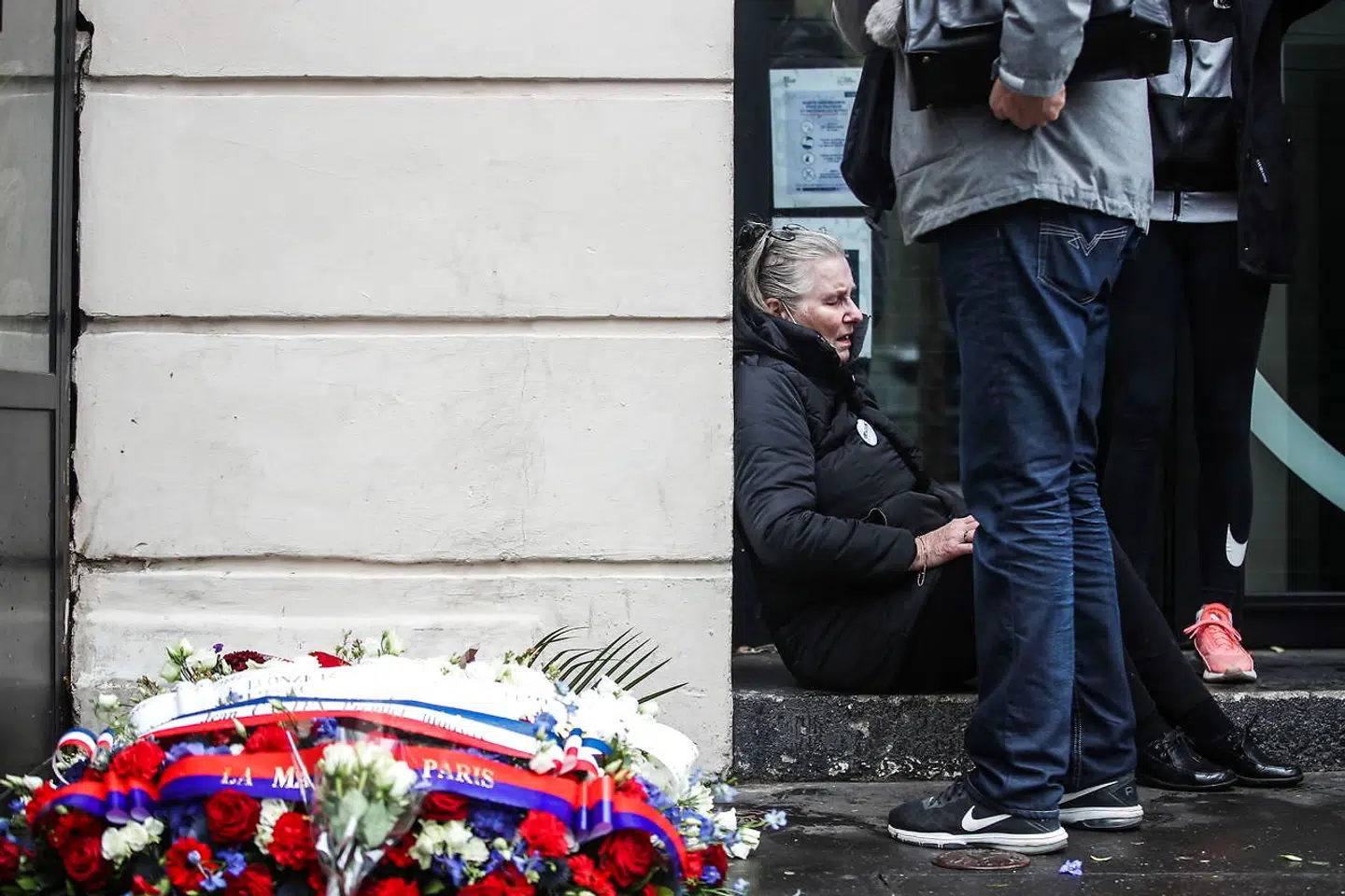 Sørgende foran spillestedet Bataclan.