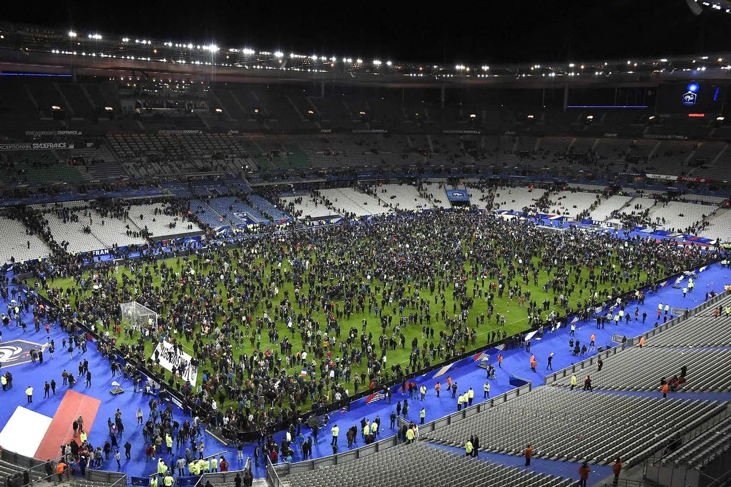Der blev spillet landskamp mellem Frankrig og Tyskland på Stade de France, da angrebene fandt sted. Også uden for stadionet. Her samles publikum af den grund på banen.