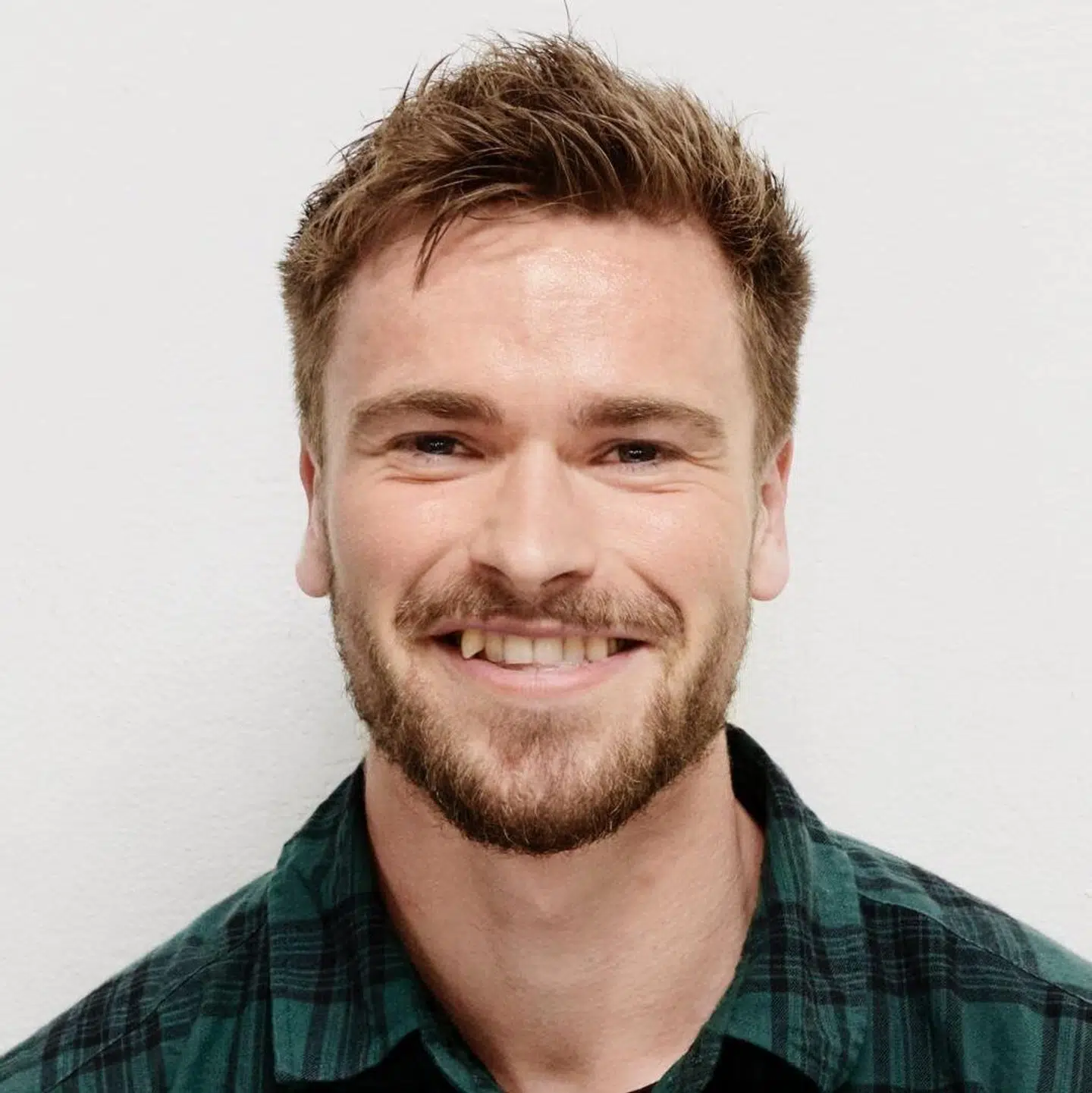 Christian Amdi er personlig træner i Aarhus. Han er uddannet fysioterapeut og har en mastergrad i Strenght & Conditioning. Han har stor interesse i kollagentilskud og har behandlet emnet både på sin blog og i sin podcast.