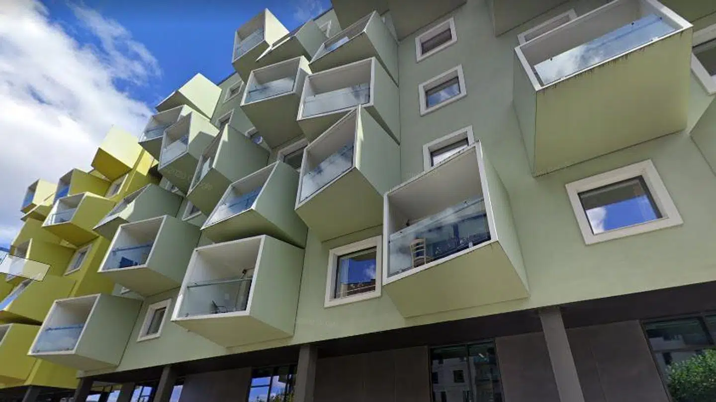 Robert Jacobsen Kollegiet er fra 2012 og består af 120 1-værelses lejligheder fordelt på 3 blokke. Foto: Google Street View.
