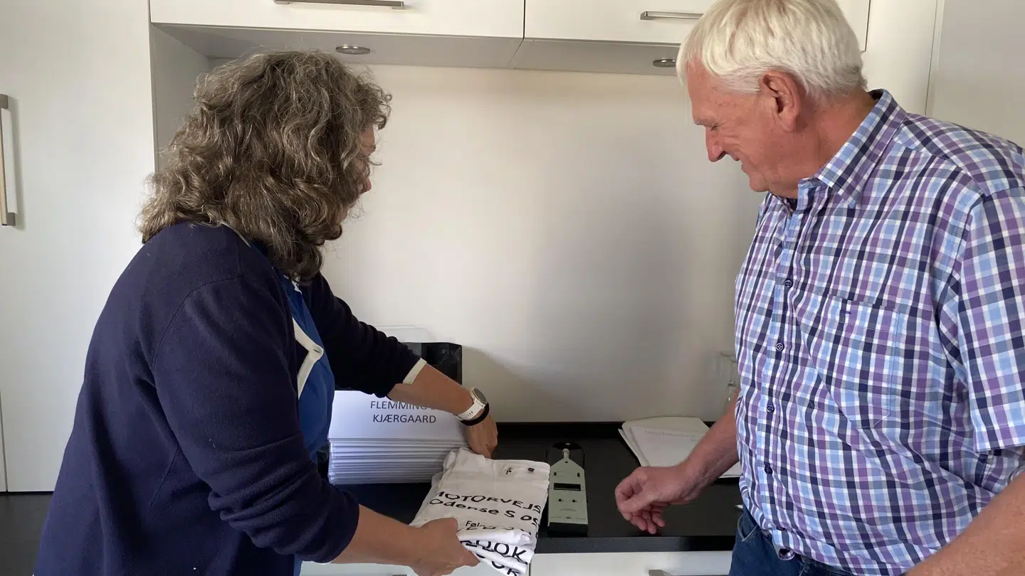 Lene og Erland Bechgren har gjort klar til borgermøde i Højbyhallen med T-shirts, støjmåler og navneskilte.