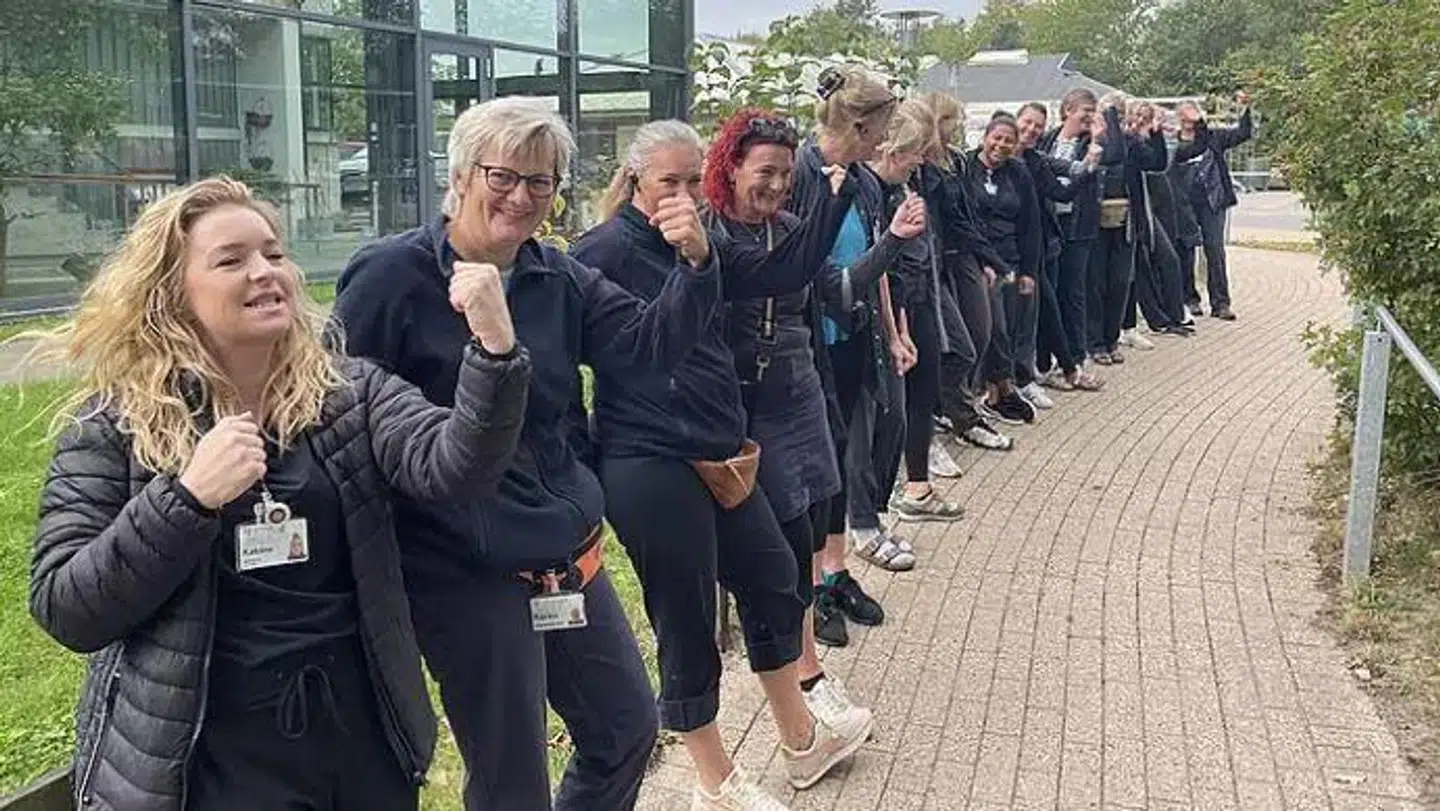 Gruppen, der mandag og tirsdag var samlet foran Tranbjerg Lokalcenter.