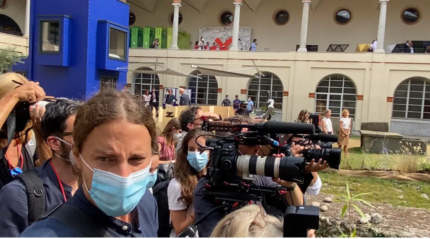 Massevis af italienske fotografer var mødt op for at score billeder af den danske kronprinsesse.
