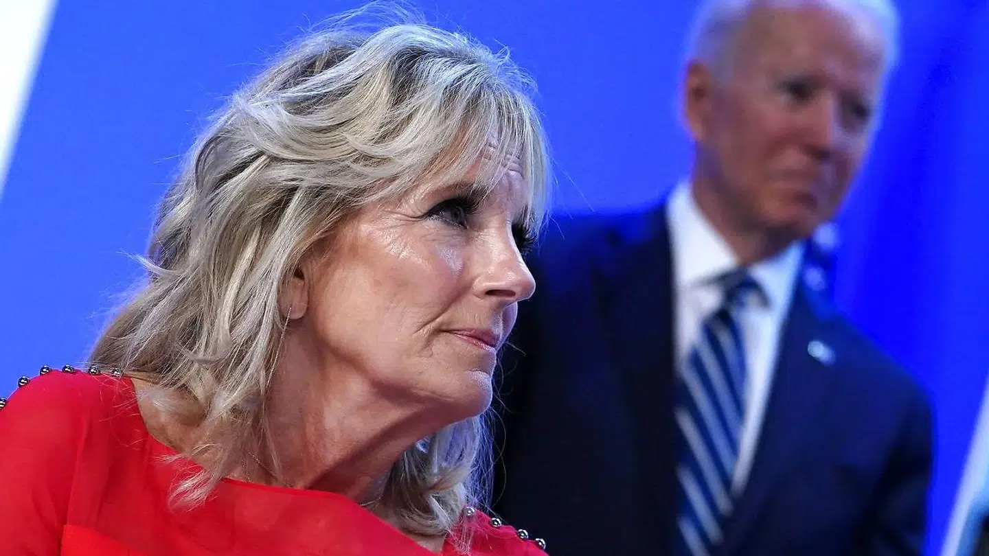Arkivfoto af Jill Biden foran sin ægtemand, Joe Biden.