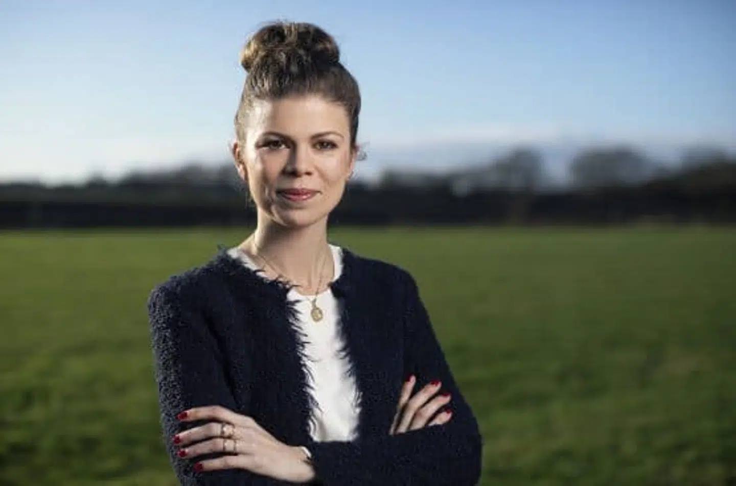 Louise Fredbo-Nielsen er den nyeste ekspert i 'Luksusfælden'. Til daglig er hun fremtidsforsker og har udgivet en bog om investeringer. Hun har en kandidatgrad i Business & Politics fra CBS. Jan Swyrtz er selvstændig økonomikonsulent i sin virksomhed Økonomicenteret.