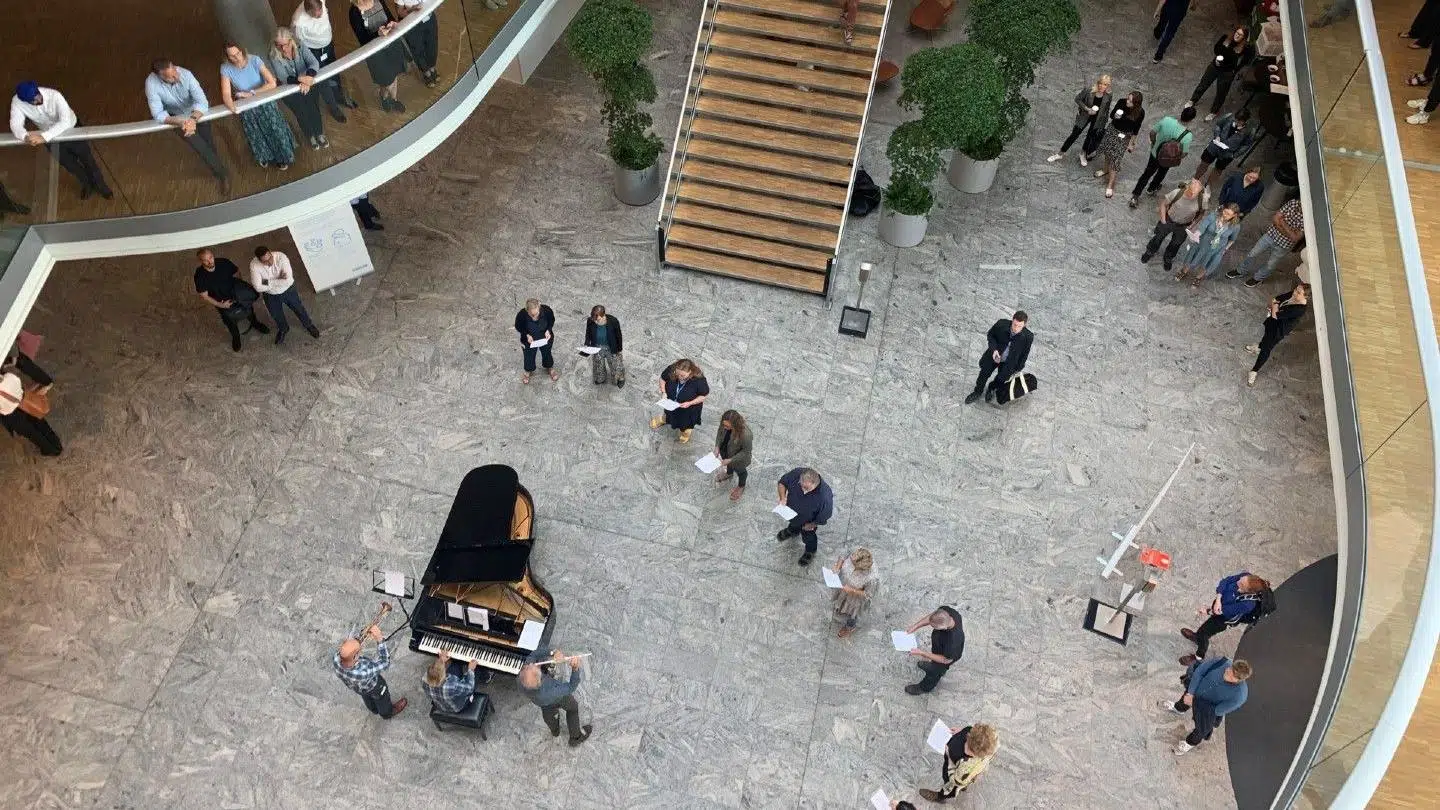 Nu kan medarbejderne i virksomheden Rambøll igen mødes den første onsdag i hver måned for at synge fællessang.