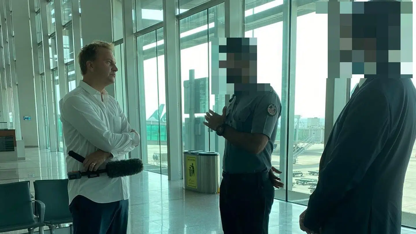 B.T.s udsendte i Islamabad Lufthavn. De lokale chefer havde stor ros til overs for Danmarks ambassadør.