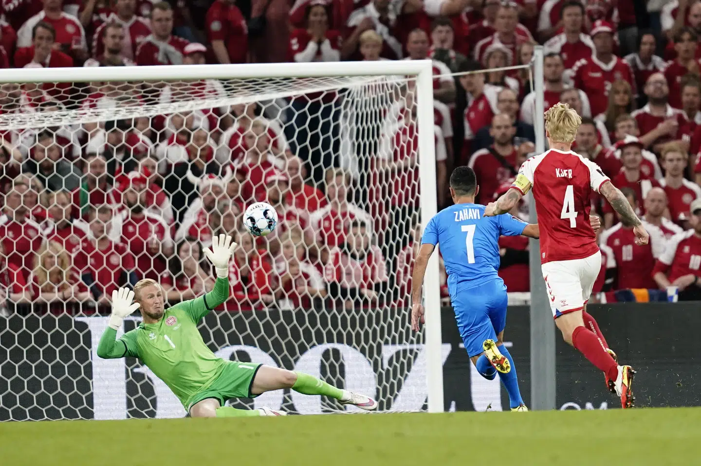 Israels Eran Zahavi (7) scores - but he's offside. The World Cup qualifier between Denmark and Israel, group F, in the Park in Copenhagen, Tuesday 7 September 2021. (Photo: Mads Claus Rasmussen / Scanpix 2021)