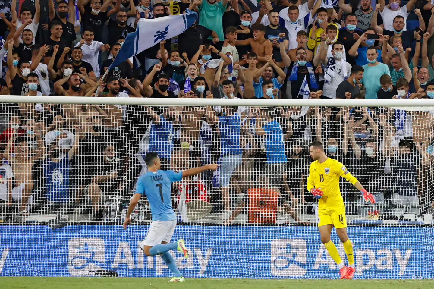 Eran Zahavi jubler efter sit 5-2-mål mod Østrig i lørdags. Den 34-årige israeler har scoret fem gange den seneste uge. Jack Guez/Ritzau Scanpix