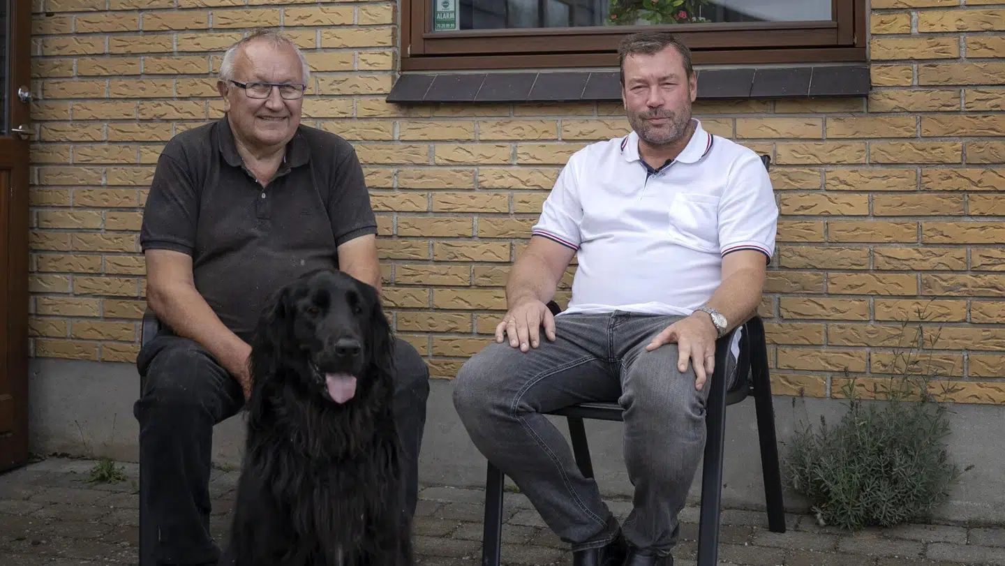 Michael Dahl Nørgaard og Ole Sørensen på Møddebrovej i Solbjerg føler sig stavnsbundne, fordi de ikke ved, om der skal bygges en jernbane eller ej.