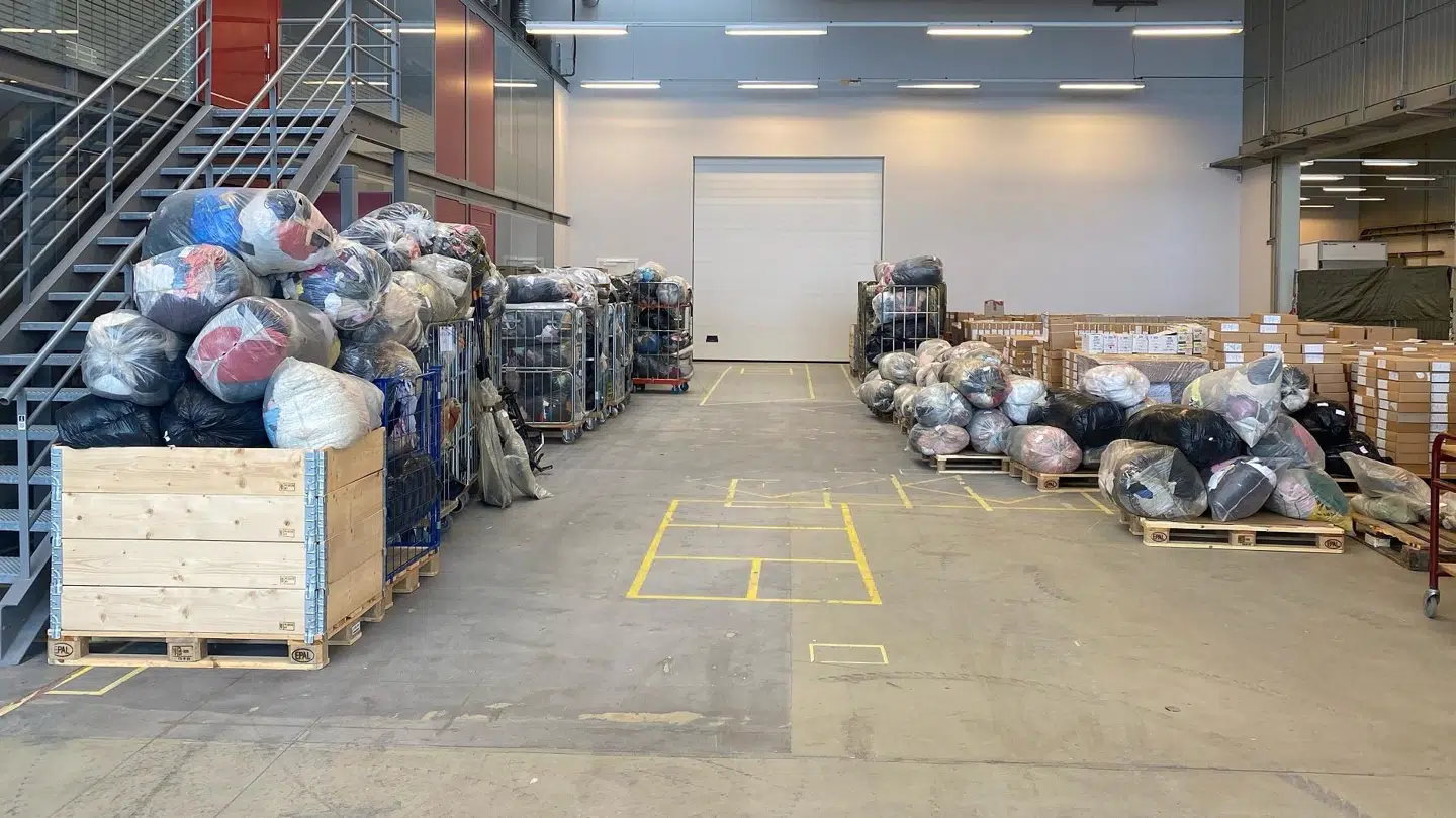 I forbindelse med anholdelsen i marts – og efterforskningen forinden – konfiskerede politiet mere end 4,8 ton tøj. Det tal er siden steget.