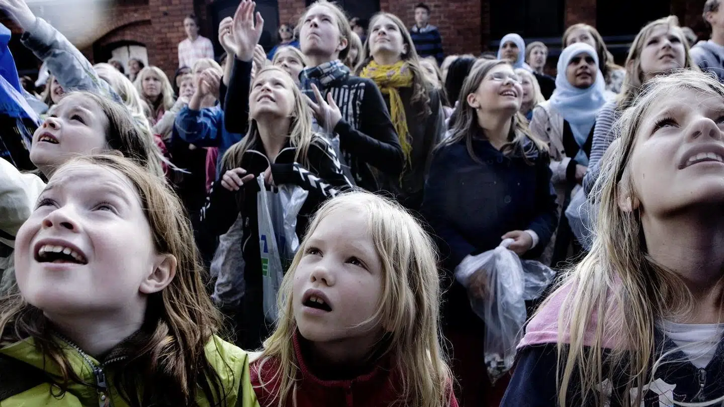 Arkivfoto fra sidste skoledag på en folkeskole i København, hvor børnene venter på, at de ældre elever kaster med karameller.