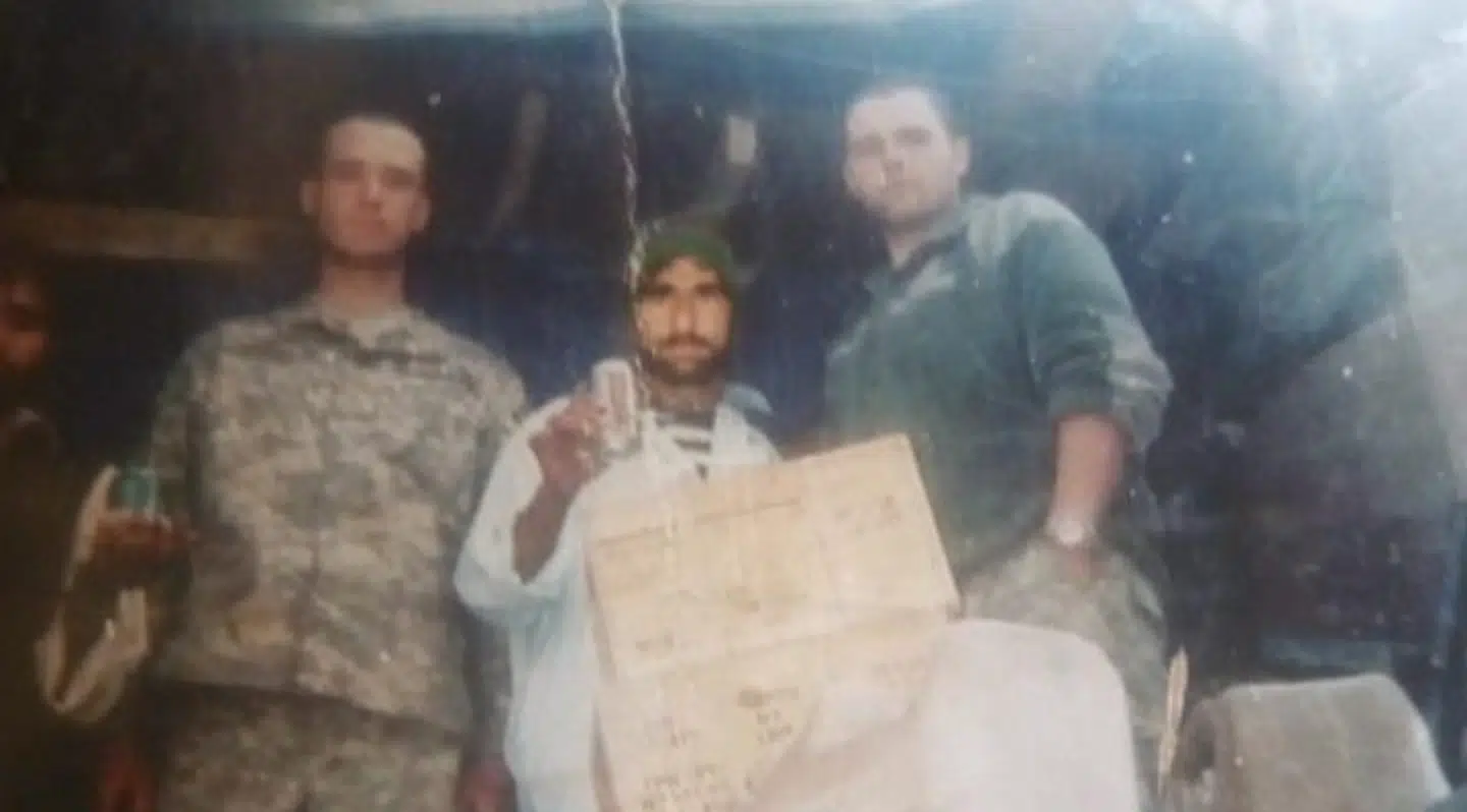 Ahmad med amerikanske soldater. Han siger, at han har arbejdet for USA som arbejdsmand i syv år. Alligevel hjalp de ham ikke, da Taliban kom.