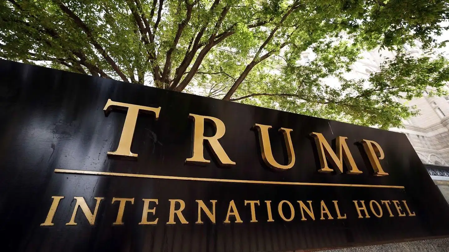 Snart kan det være, at de gyldne bogstaver på Trump International Hotel skal fjernes.