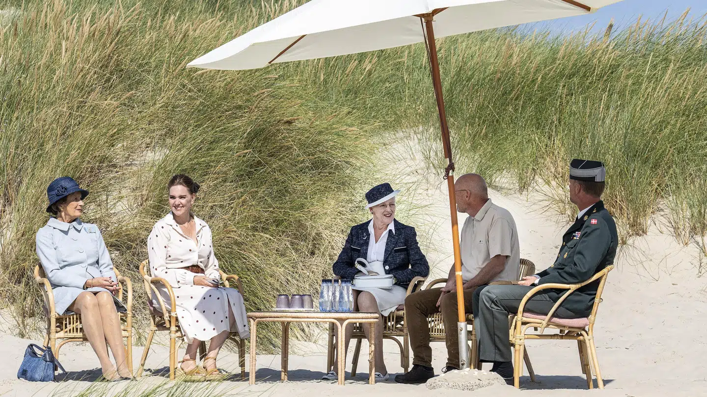 Landets majestæt kom også en tur på stranden under sit besøg på Fanø.