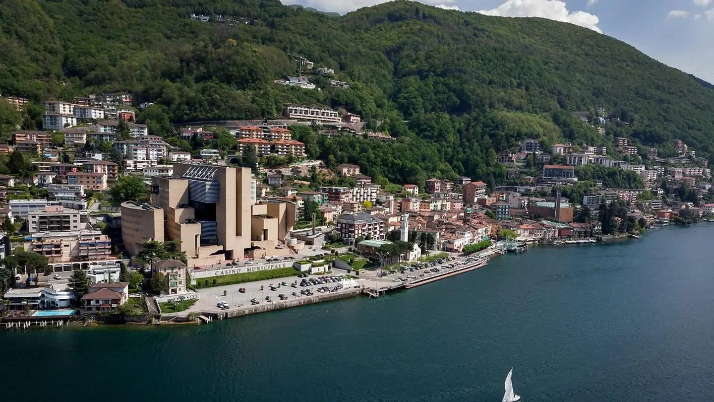 Ib Nymark Hegelund bor i dag i nærheden af Luganosøen i det sydøstlige Schweiz.