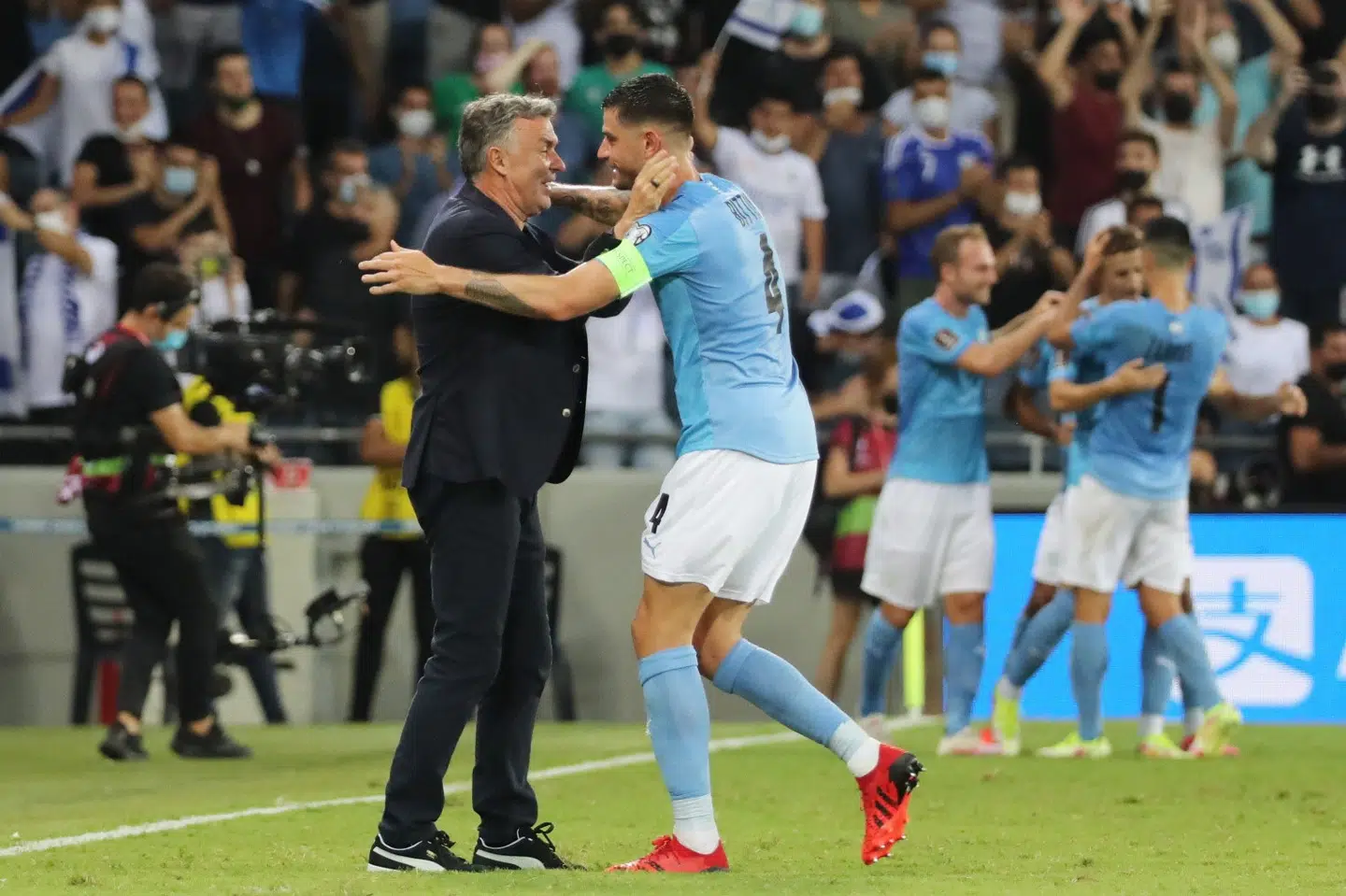 Willi Ruttensteiner jubler her sammen med forsvarsklippen Nir Bitton efter en af Israels scoringer i lørdagens 5-2-sejr over Østrig. Ammar Awad/Reuters