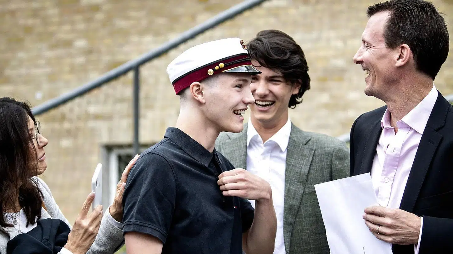 Grevinde Alexandra, prins Nikolai, prins Felix og prins Joachim ved prins Felix' studenterkørsel fra Gammel Hellerup Gymnasium