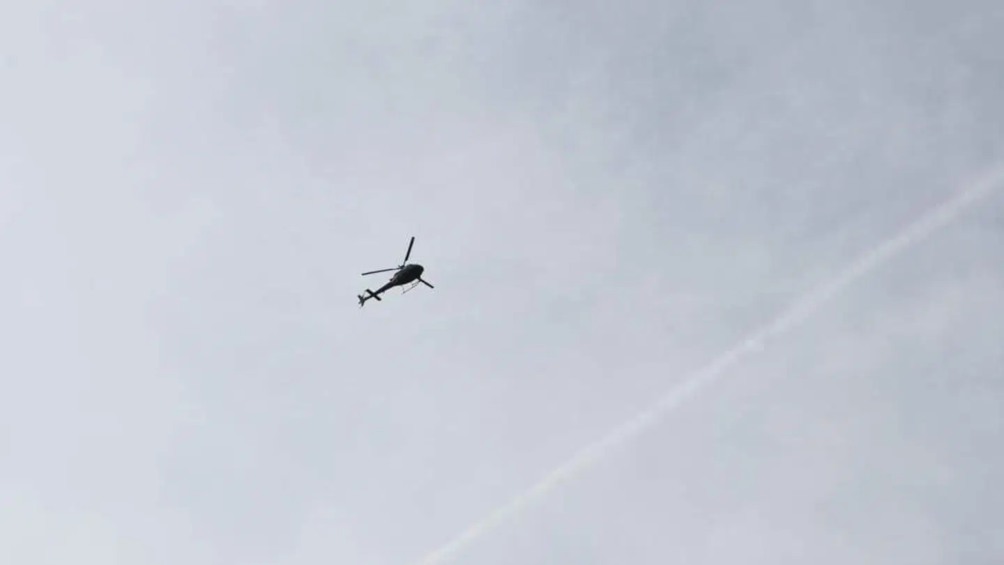 Politiet havde på et tidspunkt en helikopter i luften. Foto: Presse-fotos.dk