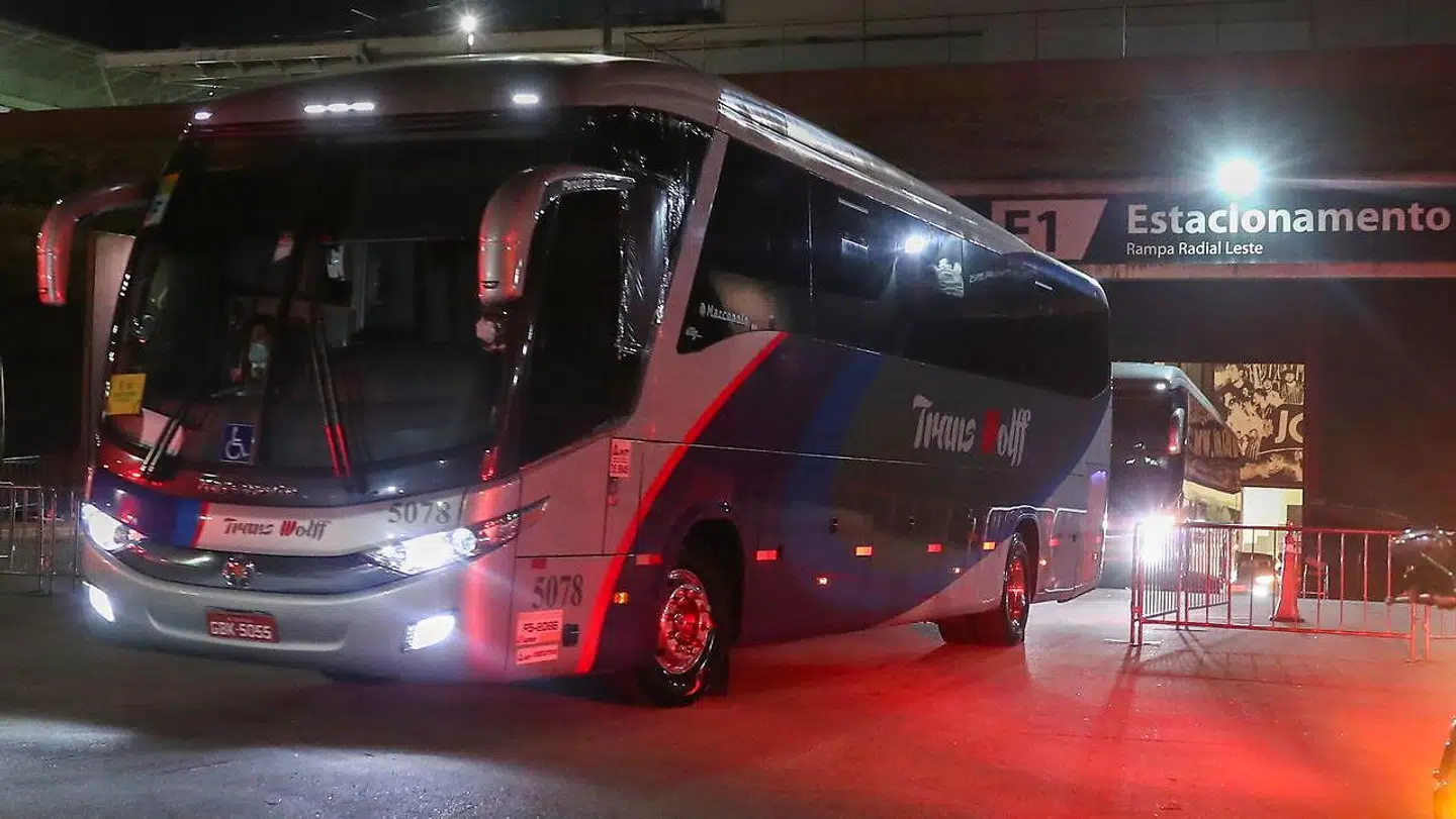 Bussen med de argentinske spillere forlader her stadion. Landsholdet er fløjet direkte hjem igen.