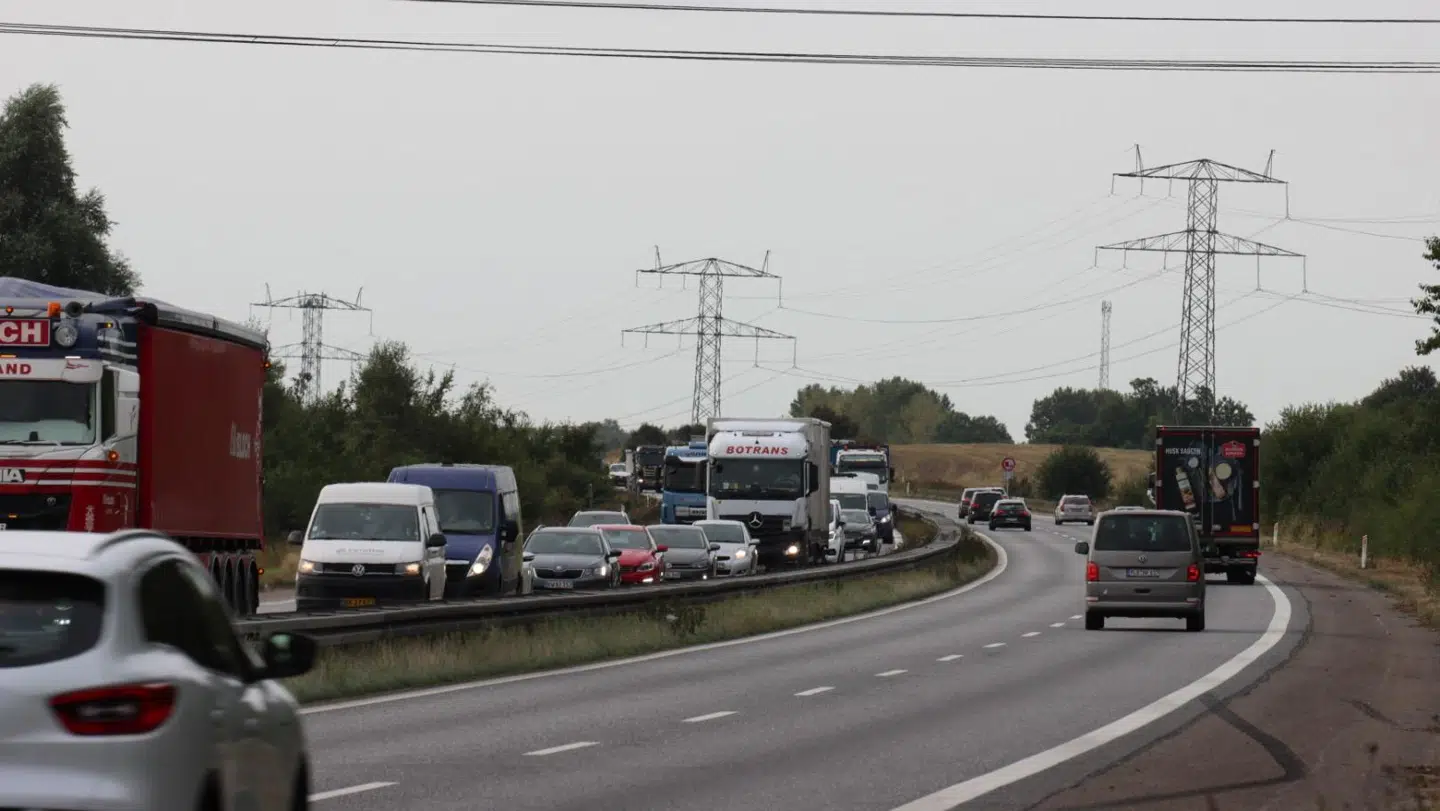 Den brændende lastbil skabte kø på E45 mellem Aarhus Nord og Hadsten.