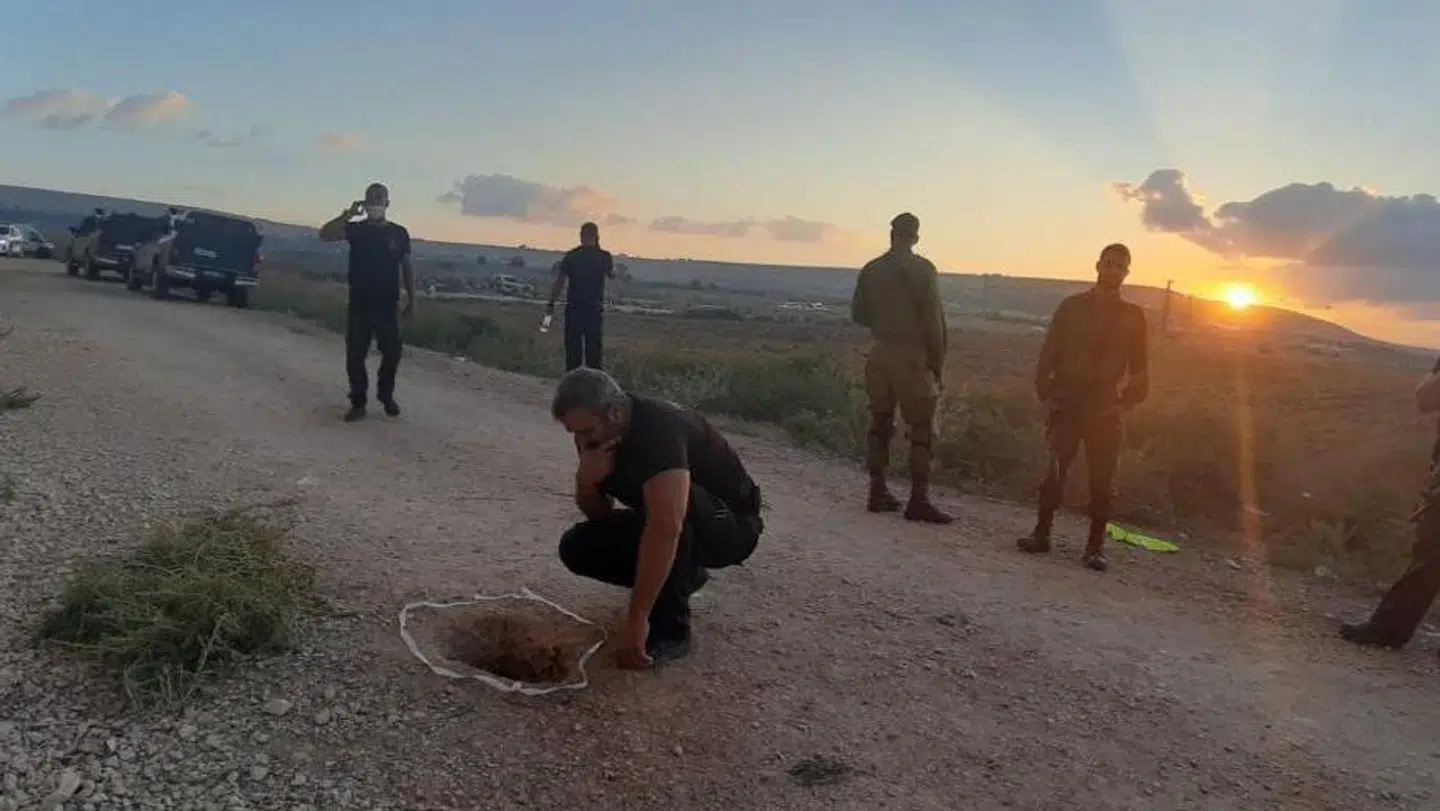 Isrealsk politi i gang med at undersøge det sted, hvor seks fanger angiveligt formåede at flygte fra ved det topsikrede Gilboa-fængsel i Isreal.