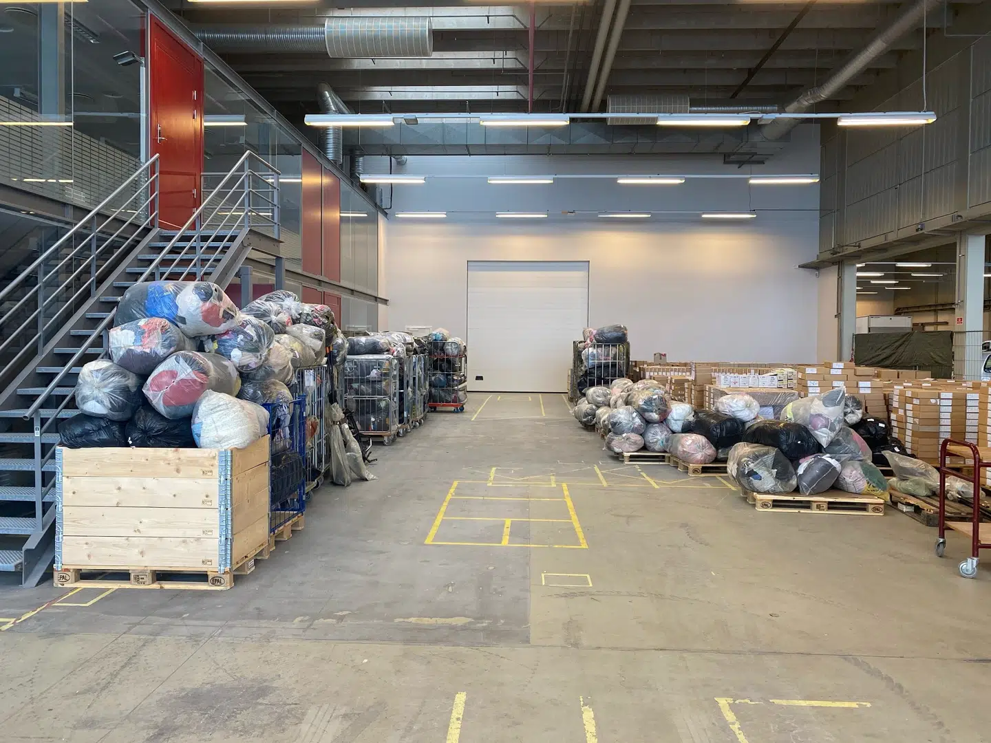 I forbindelse med anholdelsen i marts – og efterforskningen forinden – konfiskerede politiet mere end 4,8 ton tøj. Det tal er siden steget.