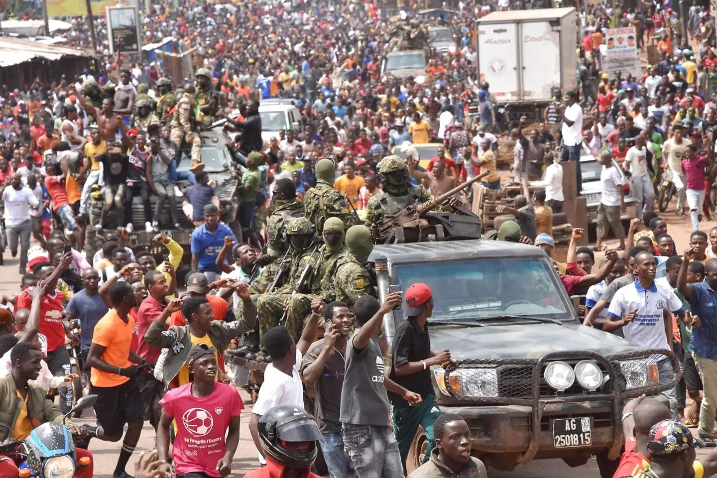 Jubel i gaderne. Soldater bag kuppet hyldes.