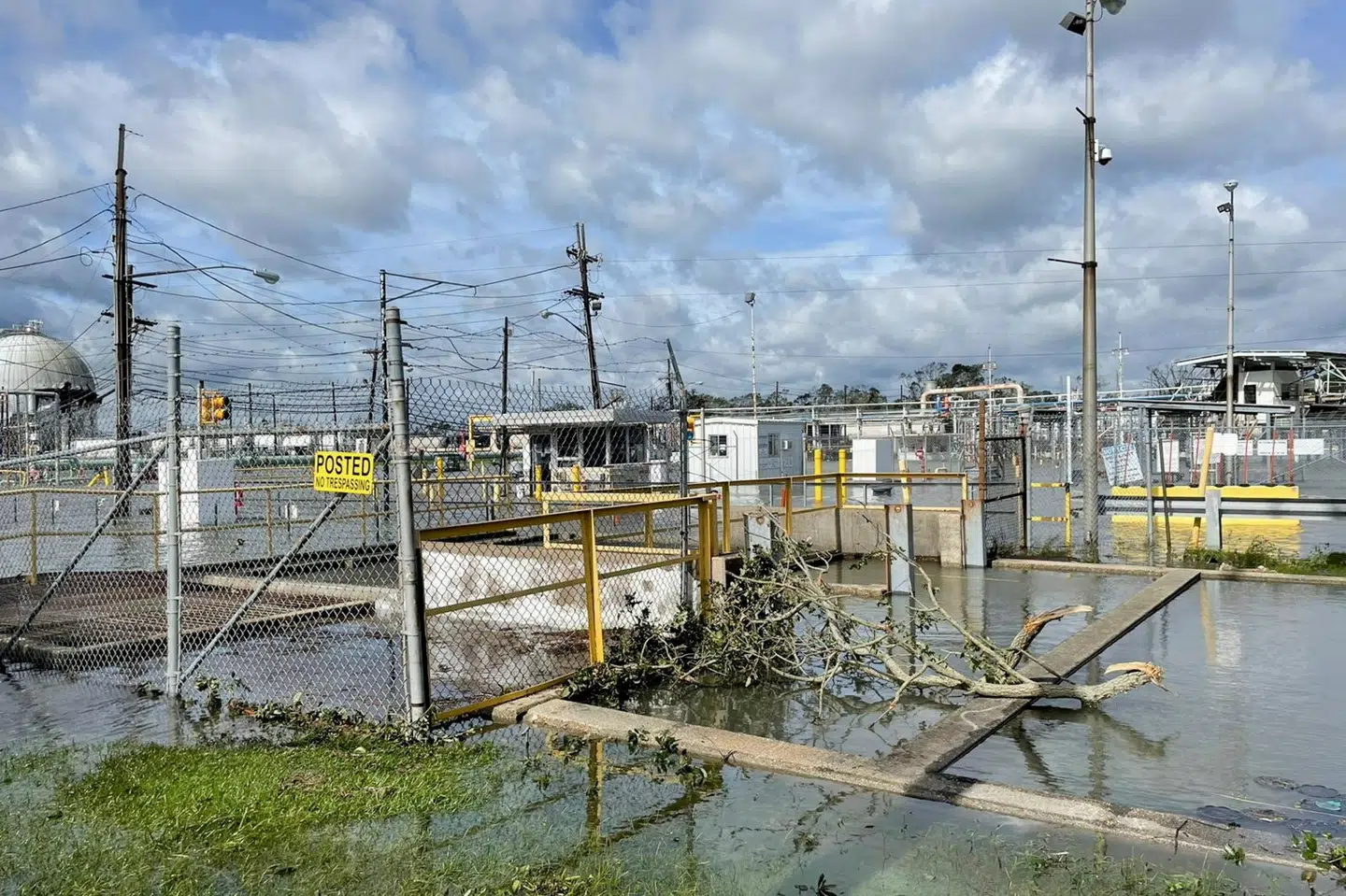 Oliefaciliteter tilhørende Shell Norco ses her oversvømmet i Louisiana tidligere på ugen. Devika Krishna Kumar/Reuters