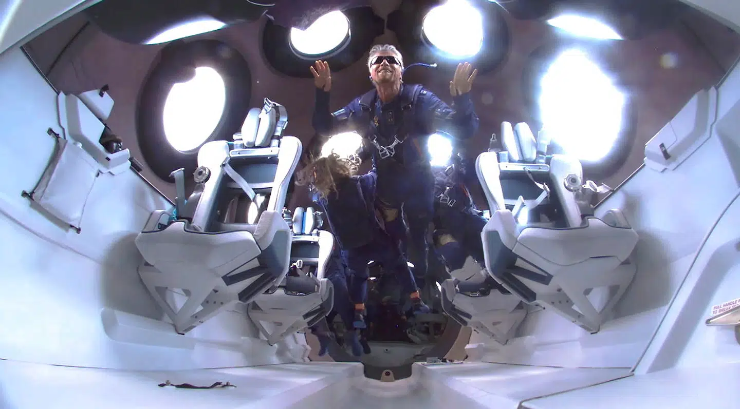 Sir Richard Branson er vægtløs under turen op i rummet med fartøjet SpaceShipTwo.