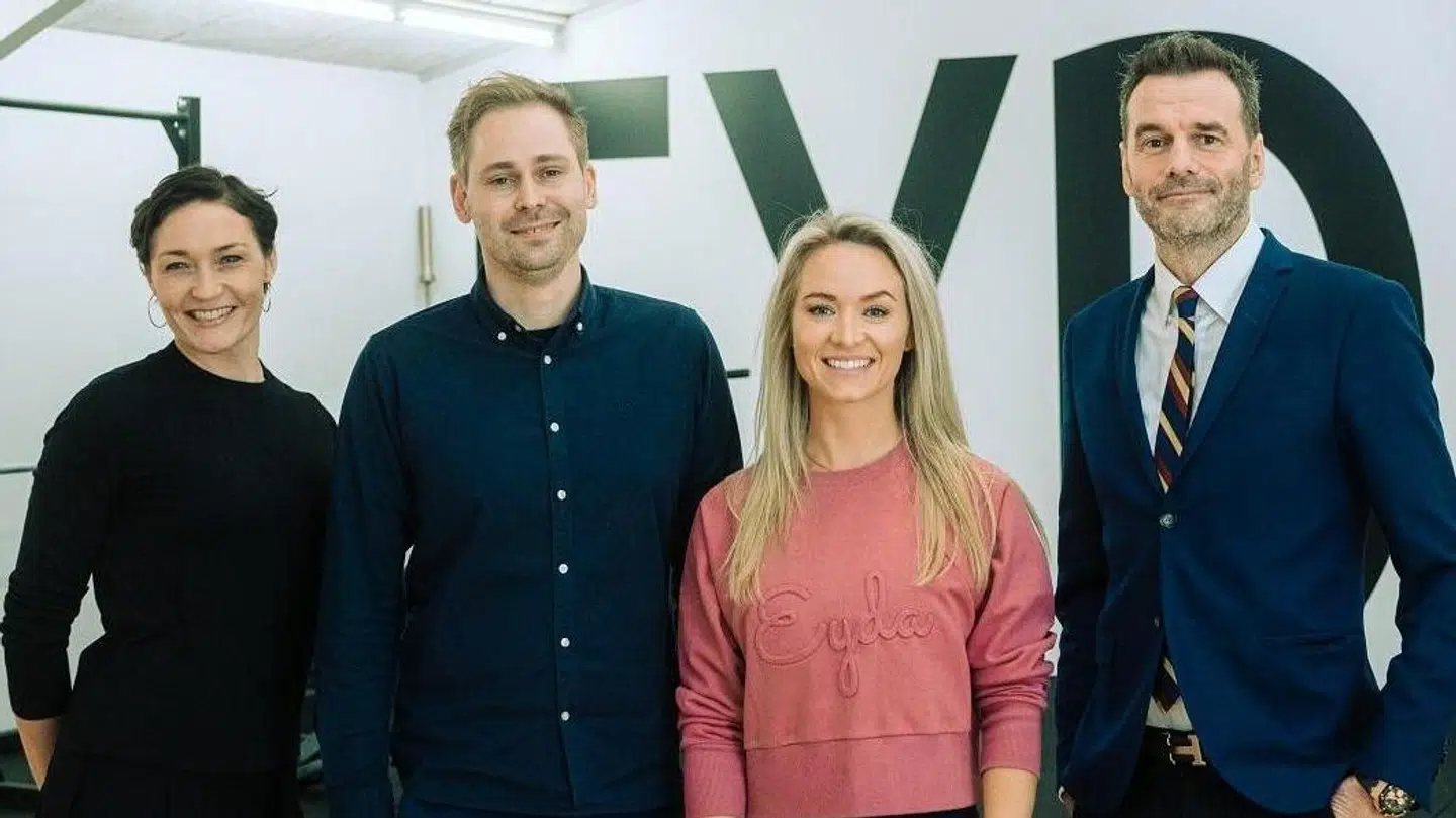 Mette Lyngholm og Casper Keld Jeppesen (midt) har kendt hinanden siden folkeskolen.