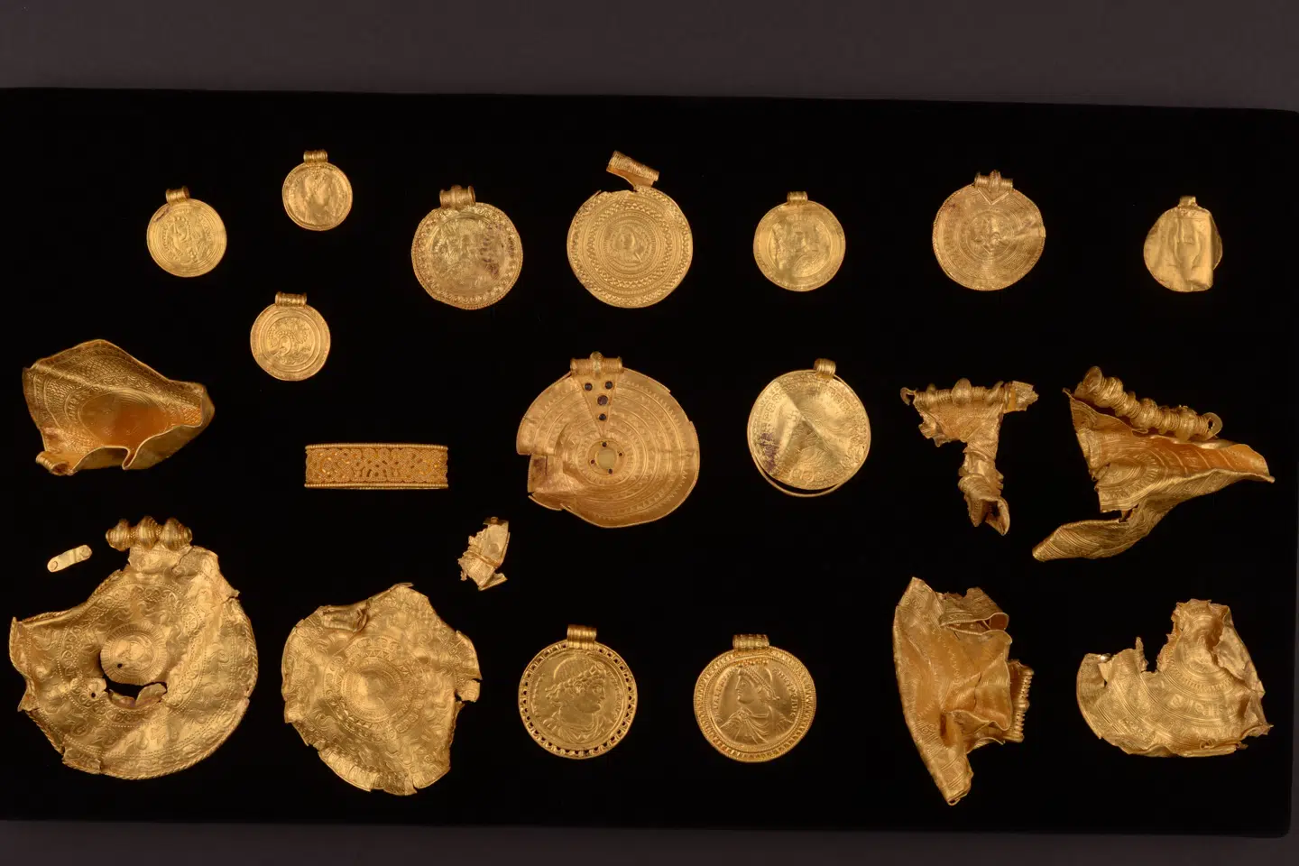 Fundet byder blandt andet på store dekorerede medaljoner, såkaldte brakteater, på størrelse med underkopper. Der er også romerske mønter, som er lavet om til smykker. Konserveringscenter Vejle/Free